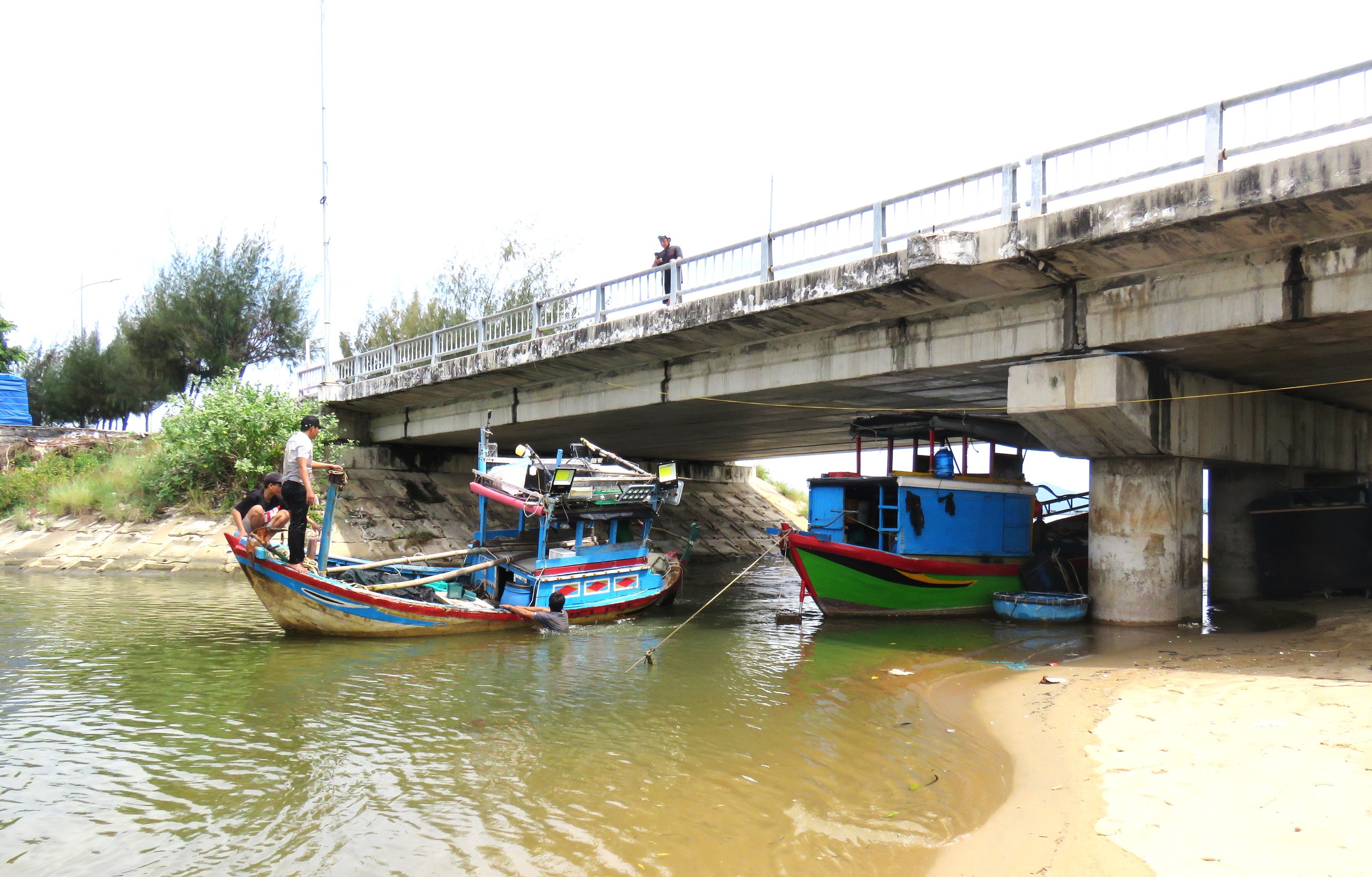 Ngư dân Khánh Hòa chạy đua phòng chống bão số 13 Kalmaegi - Ảnh 5.