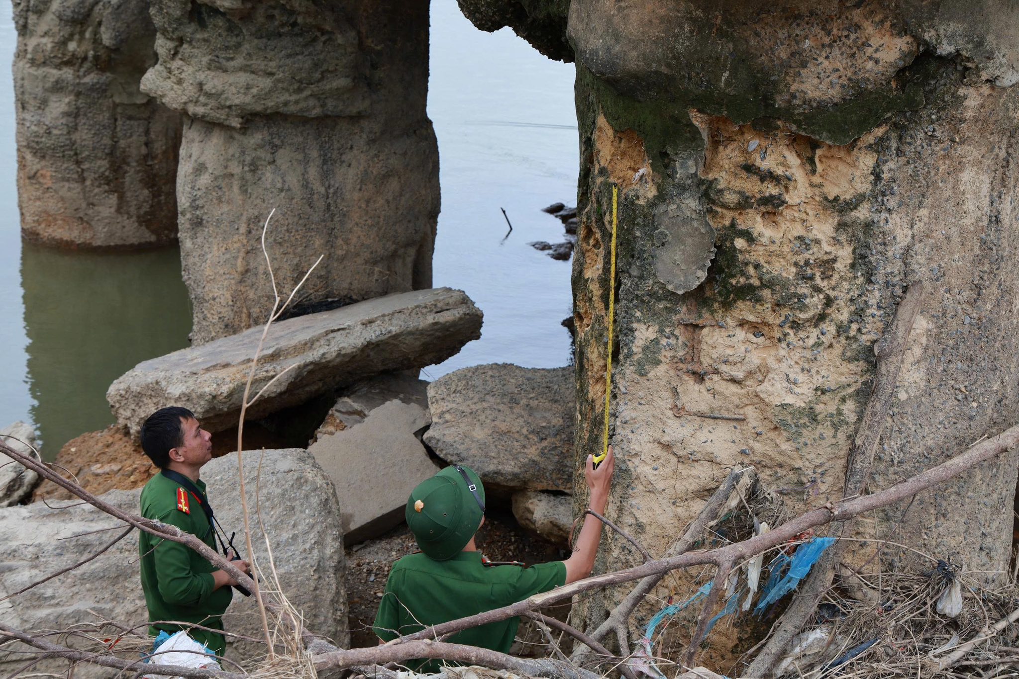 Công an điều tra vụ cầu Sông Lô 'trơ móng, lộ cốt thép rỉ sét' - Ảnh 2.