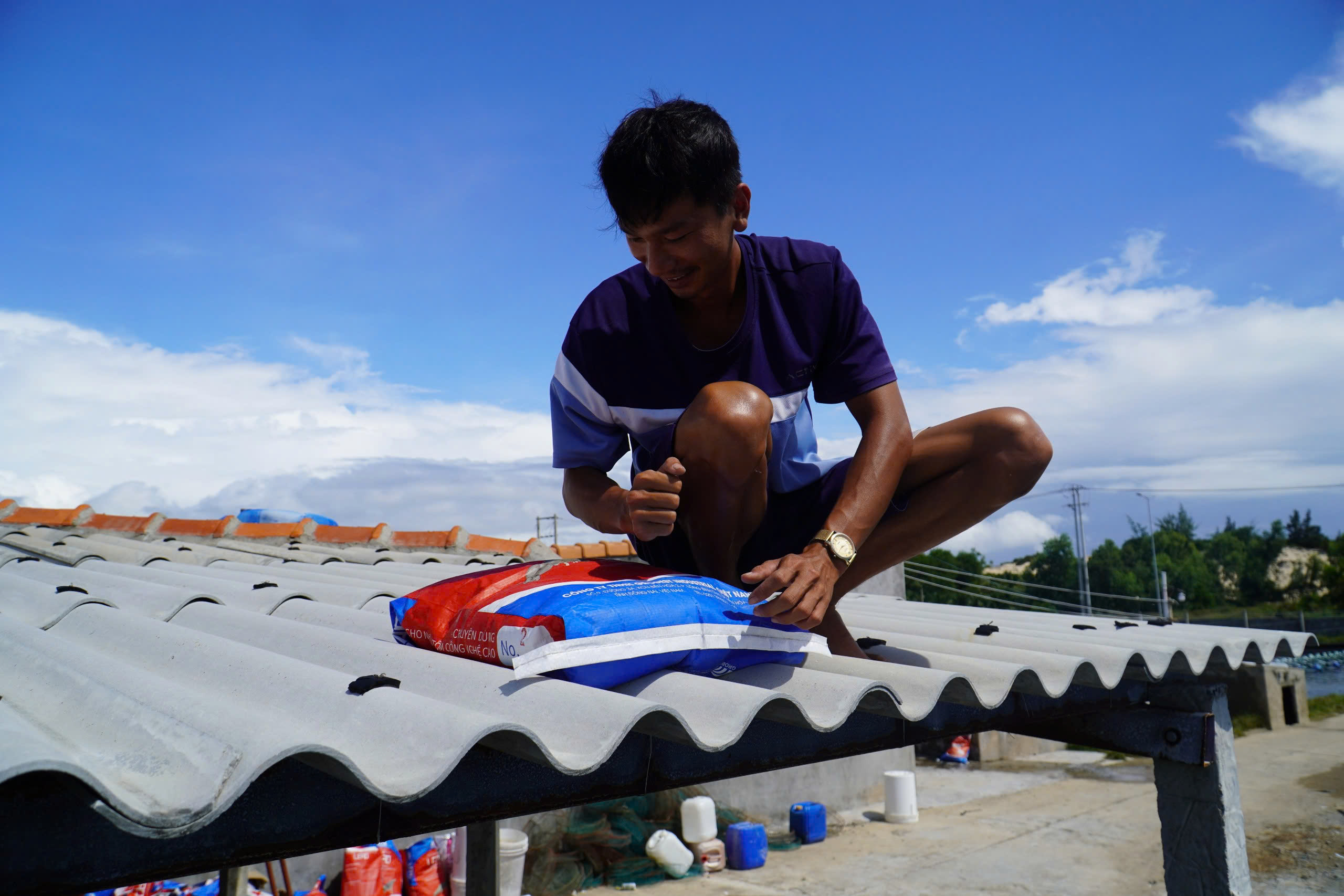 Khánh Hòa: Buộc sơ tán người nuôi trồng thuỷ sản vào bờ tránh bão số 13- Ảnh 2. Khánh Hòa: Buộc sơ tán người nuôi trồng thuỷ sản vào bờ tránh bão số 13- Ảnh 2.