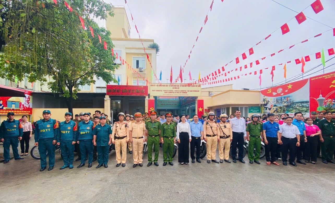 CSGT TP.HCM ra quân mạnh tay xử lý lấn chiếm lòng đường, vỉa hè - Ảnh 3.