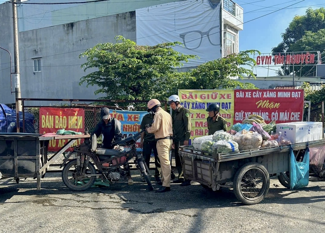 CSGT TP.HCM ra quân mạnh tay xử lý lấn chiếm lòng đường, vỉa hè - Ảnh 5.