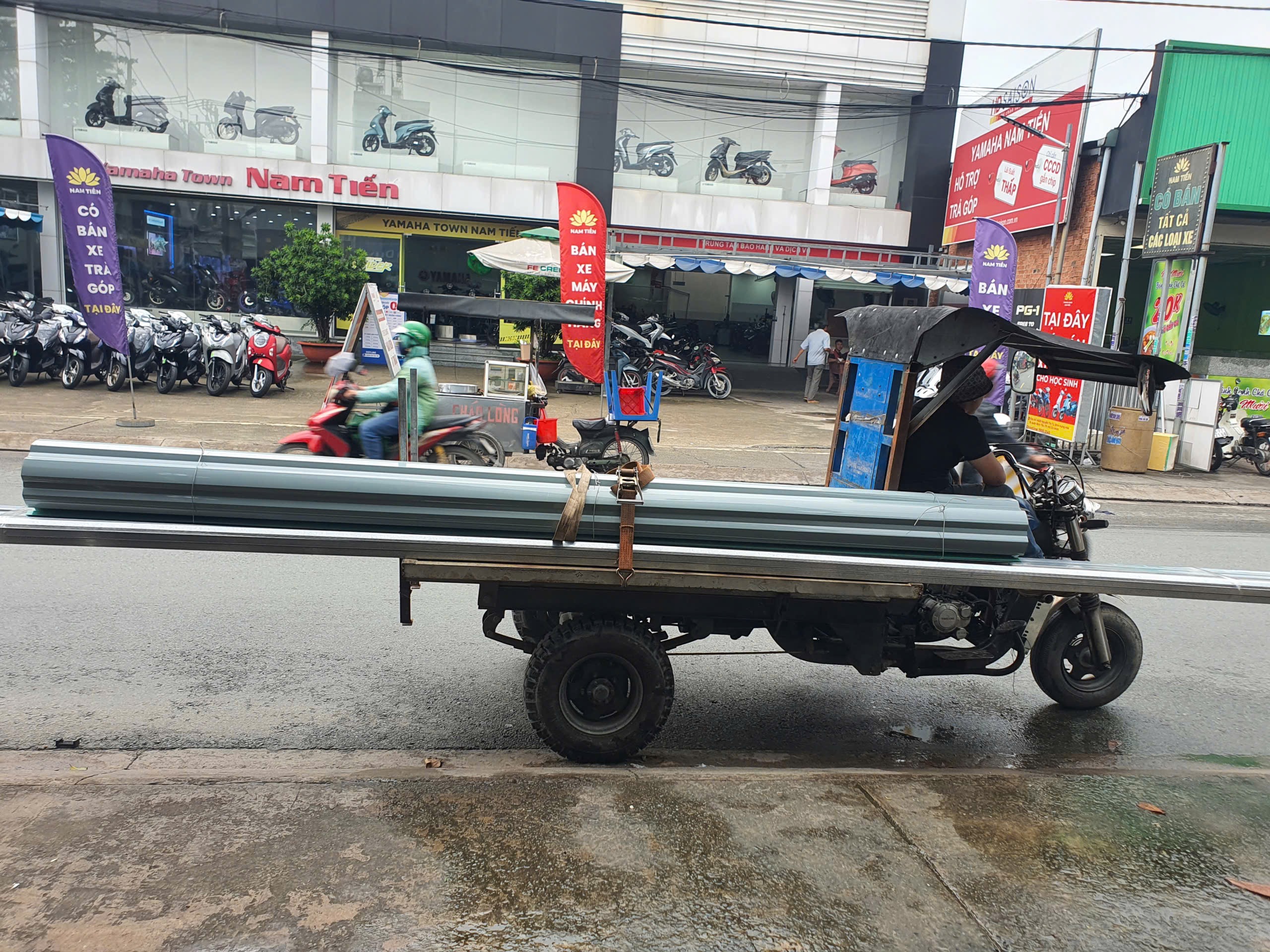 CSGT TP.HCM ra quân mạnh tay xử lý lấn chiếm lòng đường, vỉa hè - Ảnh 4.