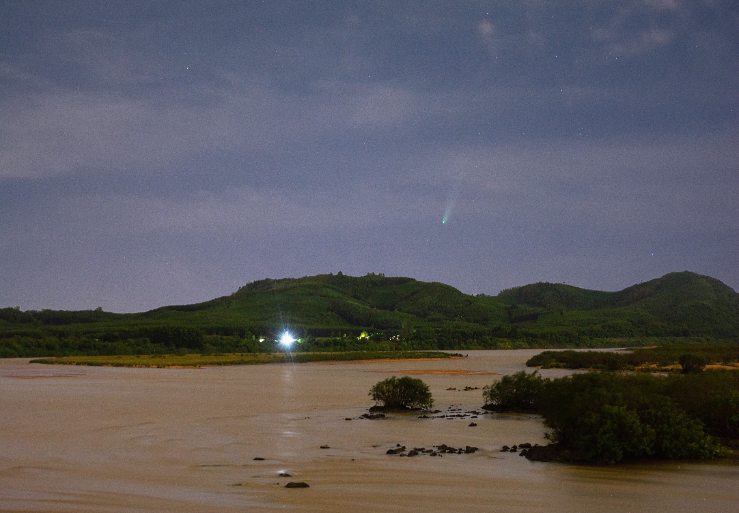 Trước thềm cơn b&atilde;o số 13 Kalmaegi: Bất ngờ chụp được sao chổi ở Đắk Lắk - Ảnh 1.