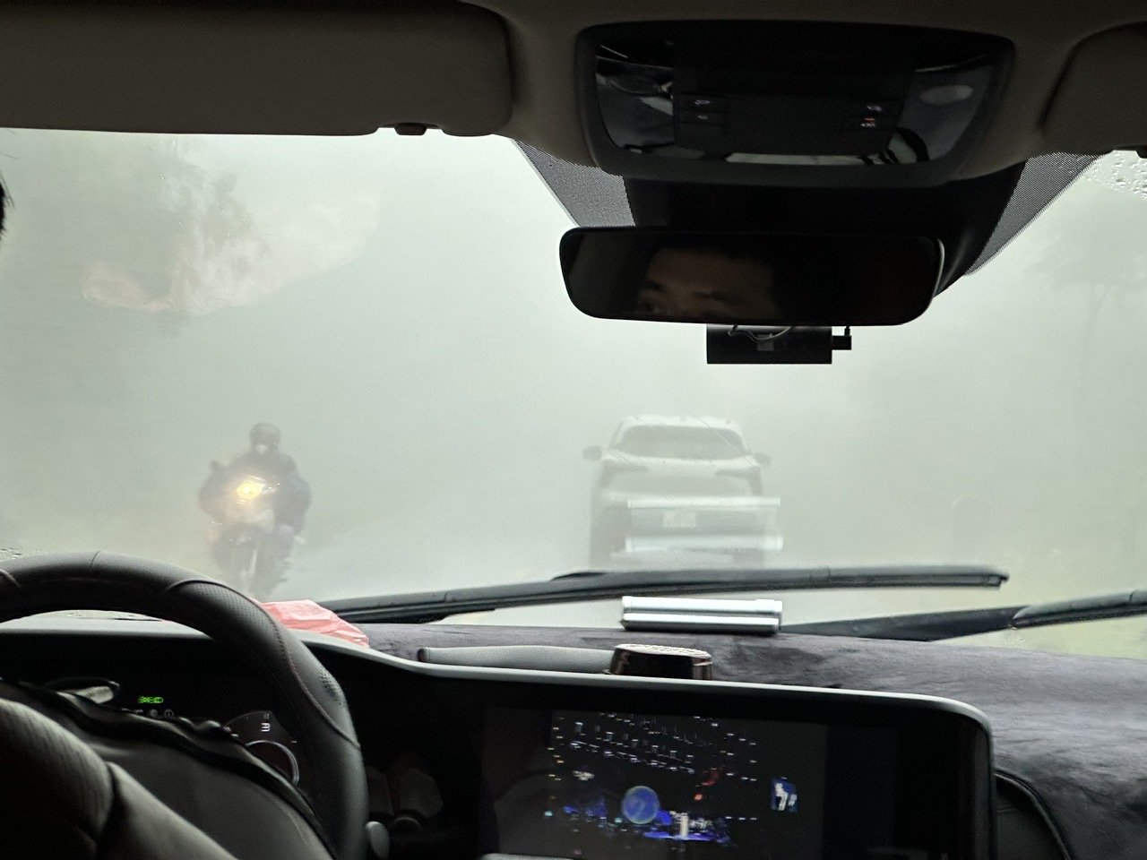 Mây săn người trên đỉnh Fansipan - Ảnh 1.