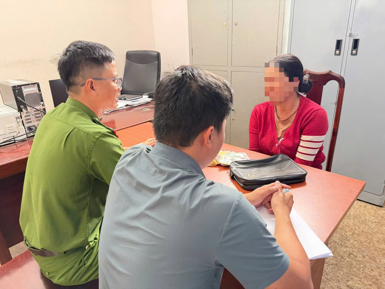 Bắt giữ người phụ nữ cướp giật tài sản của người bán vé số dạo - Ảnh 1.