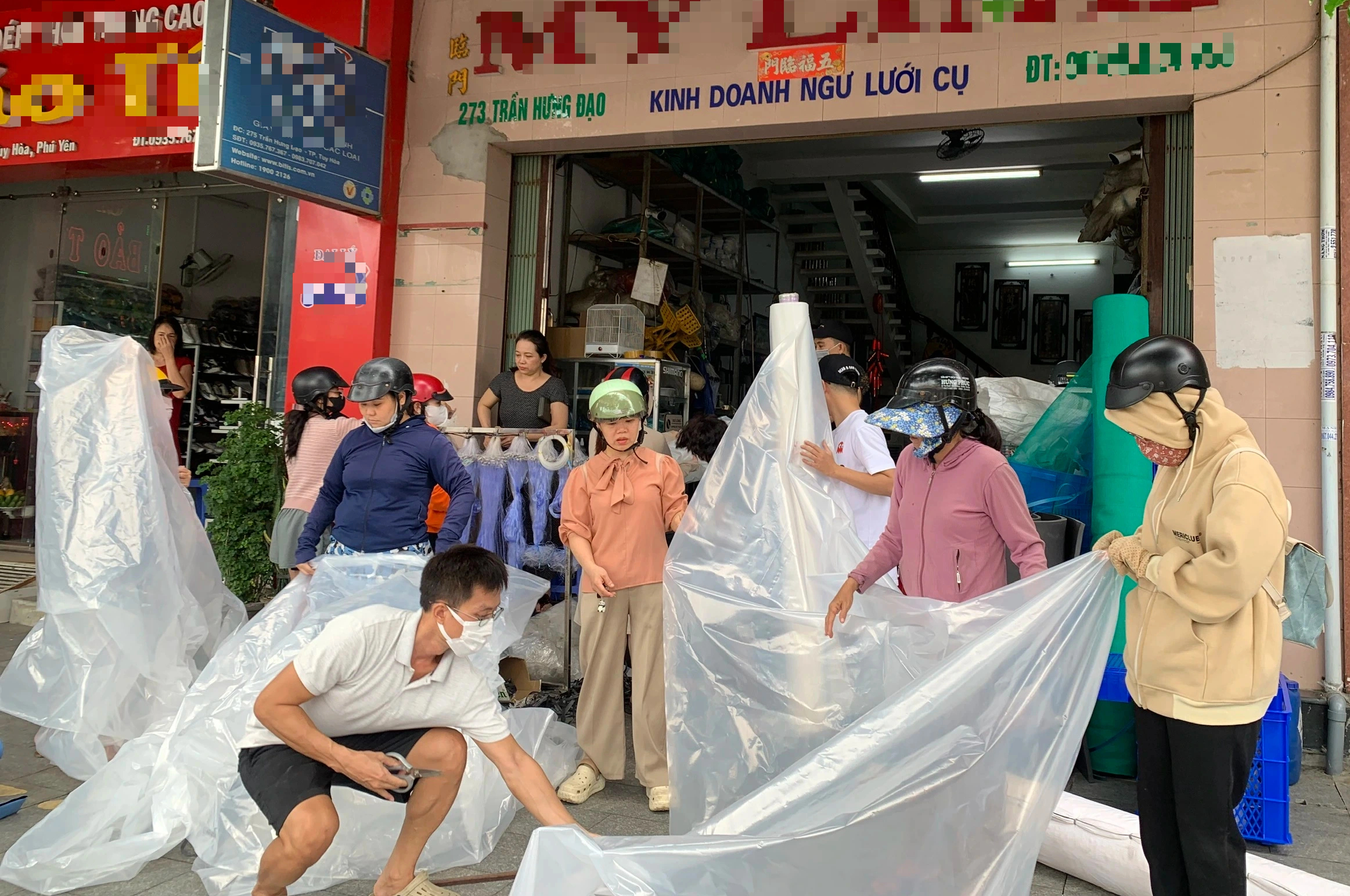 Bịch ni lông cháy hàng trước bão số 13 Kalmaegi , người Đắk Lắk ứng phó hiệu quả - Ảnh 1.