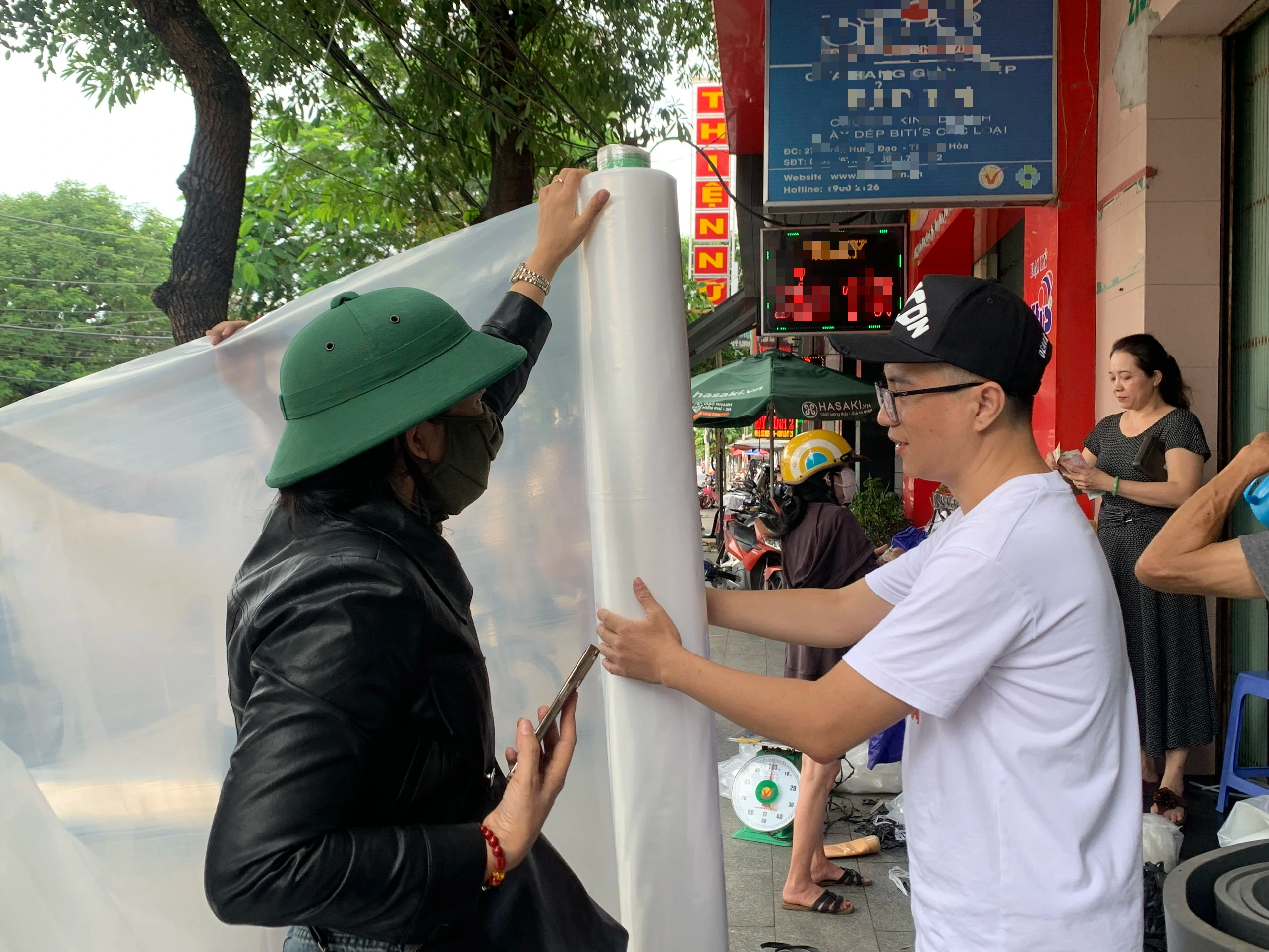 Bịch ni lông cháy hàng trước bão số 13 Kalmaegi , người Đắk Lắk ứng phó hiệu quả - Ảnh 4.