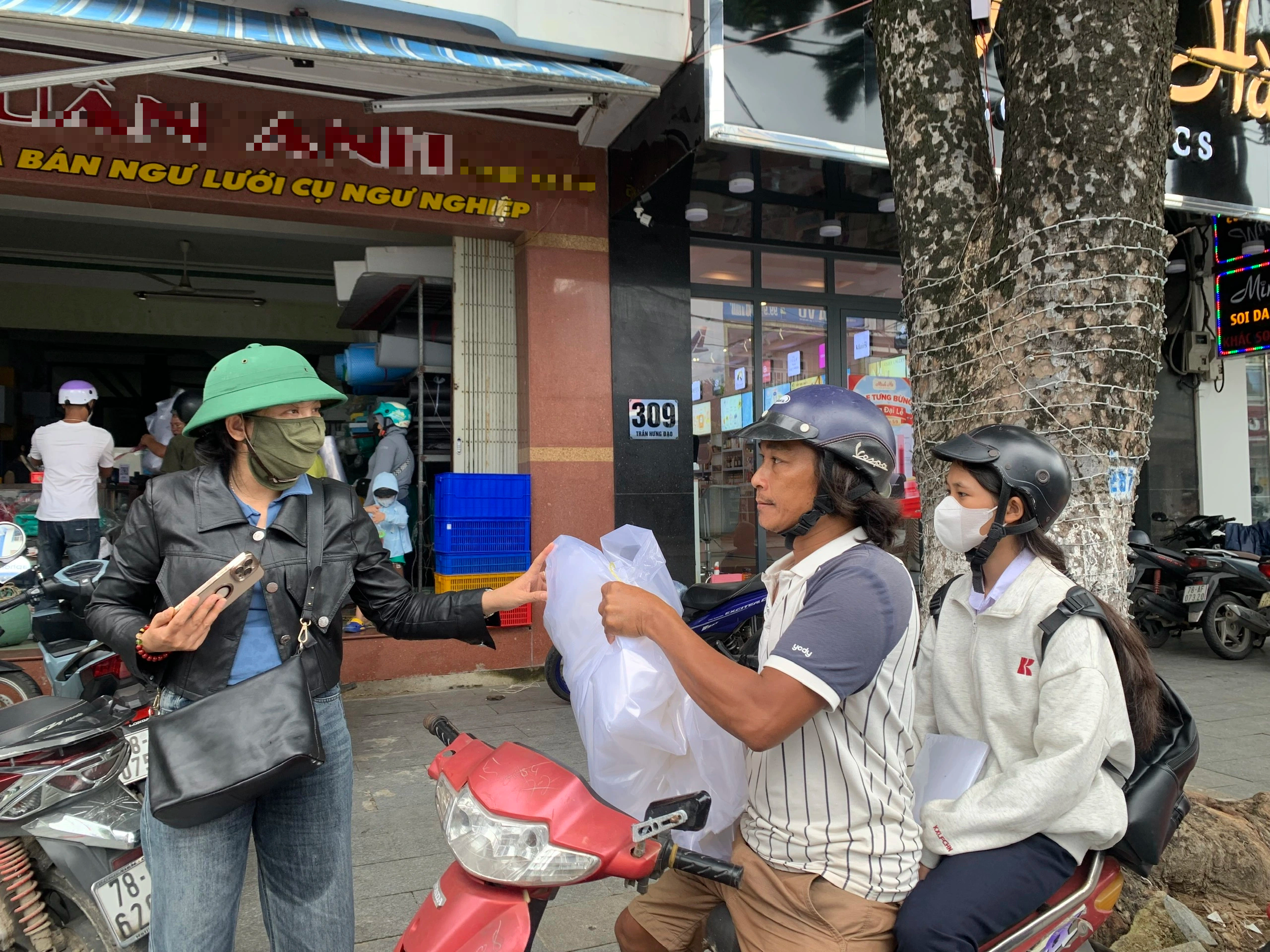 Bịch ni lông cháy hàng trước bão số 13 Kalmaegi , người Đắk Lắk ứng phó hiệu quả - Ảnh 2.