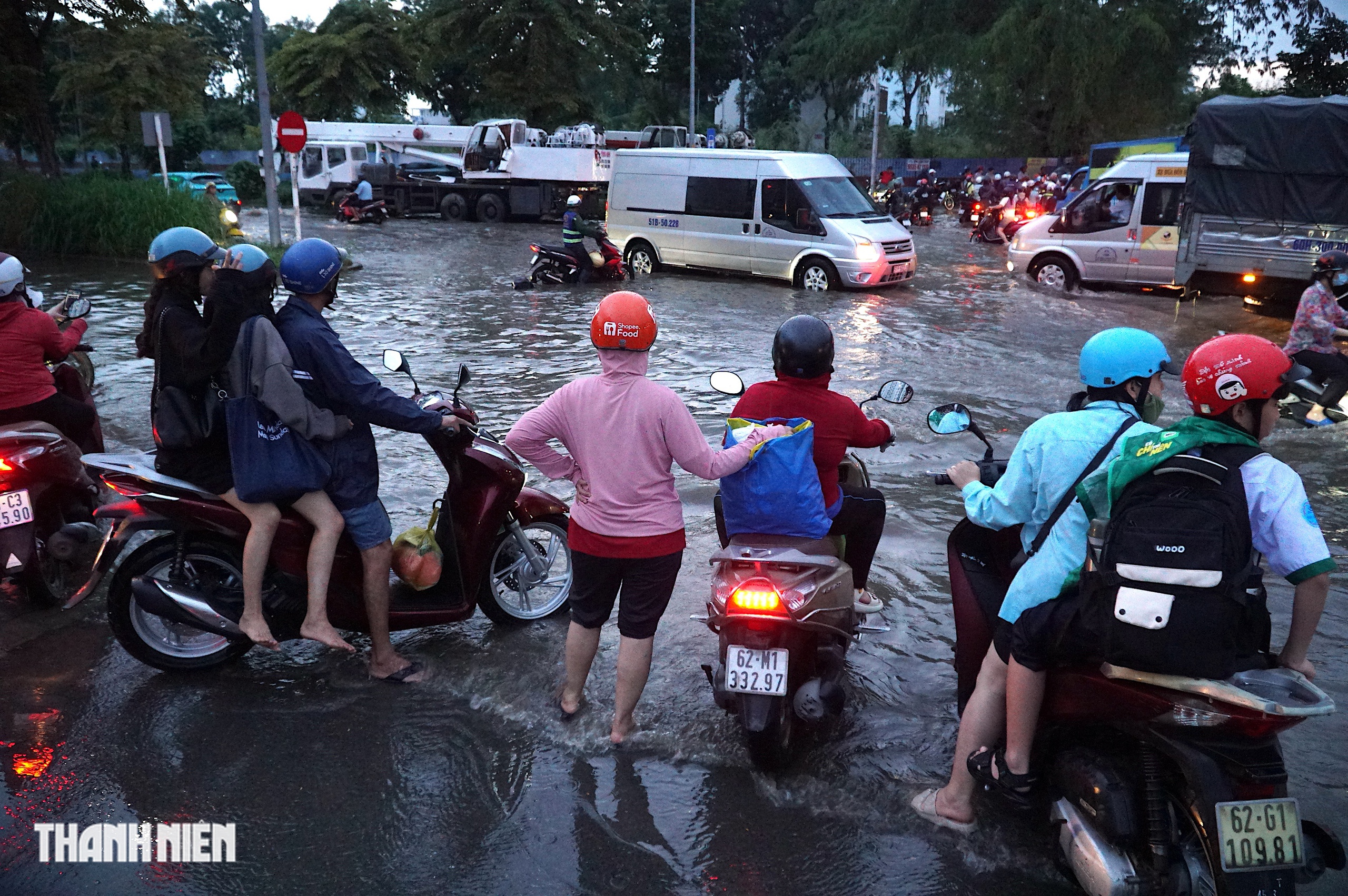 Triều cường dâng cao chiều tối 5.11: Người dân loay hoay tìm đường về nhà - Ảnh 7.
