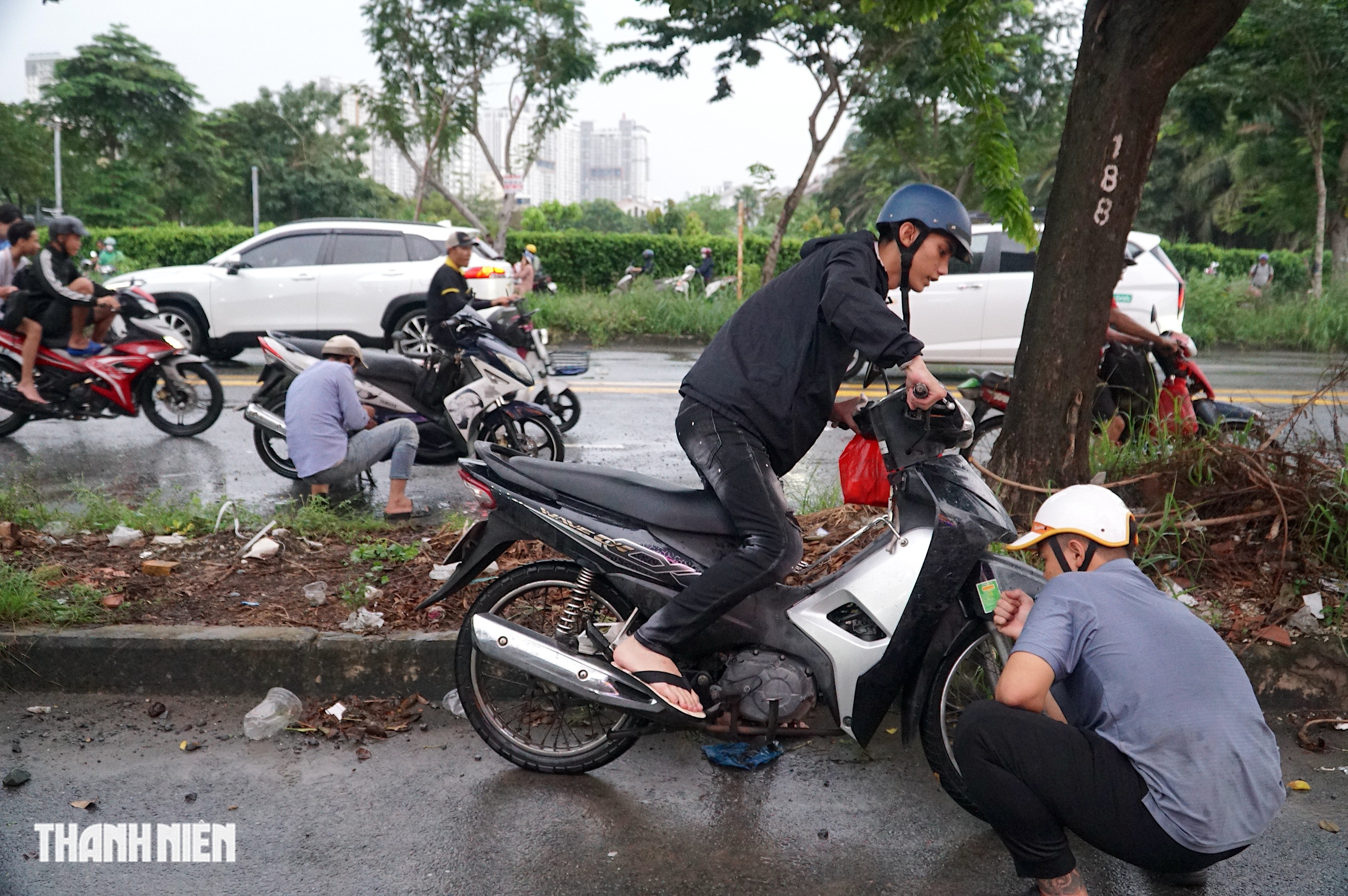 Triều cường dâng cao chiều tối 5.11: Người dân loay hoay tìm đường về nhà - Ảnh 4.