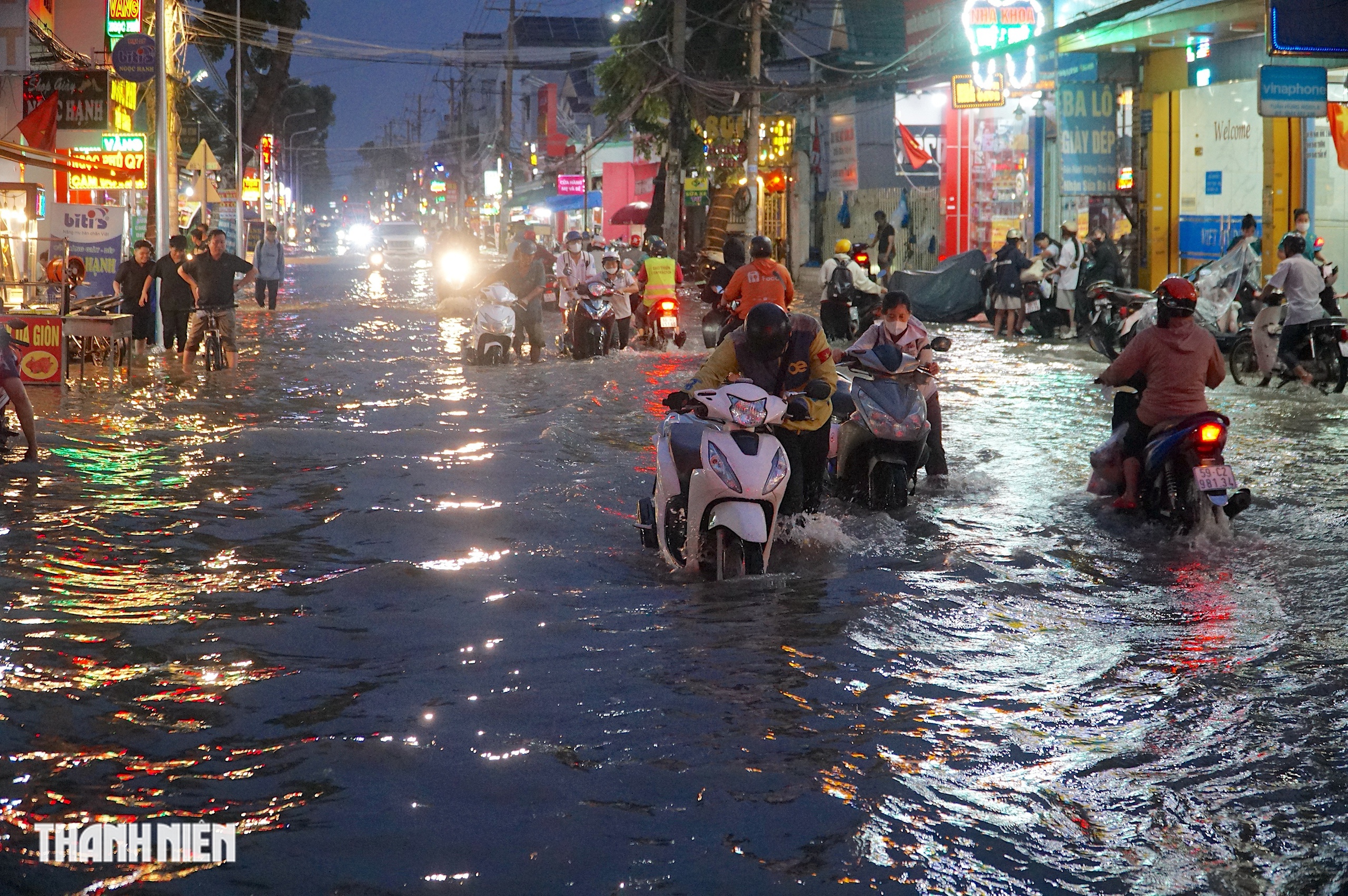 Triều cường dâng cao chiều tối 5.11: Người dân loay hoay tìm đường về nhà - Ảnh 8.