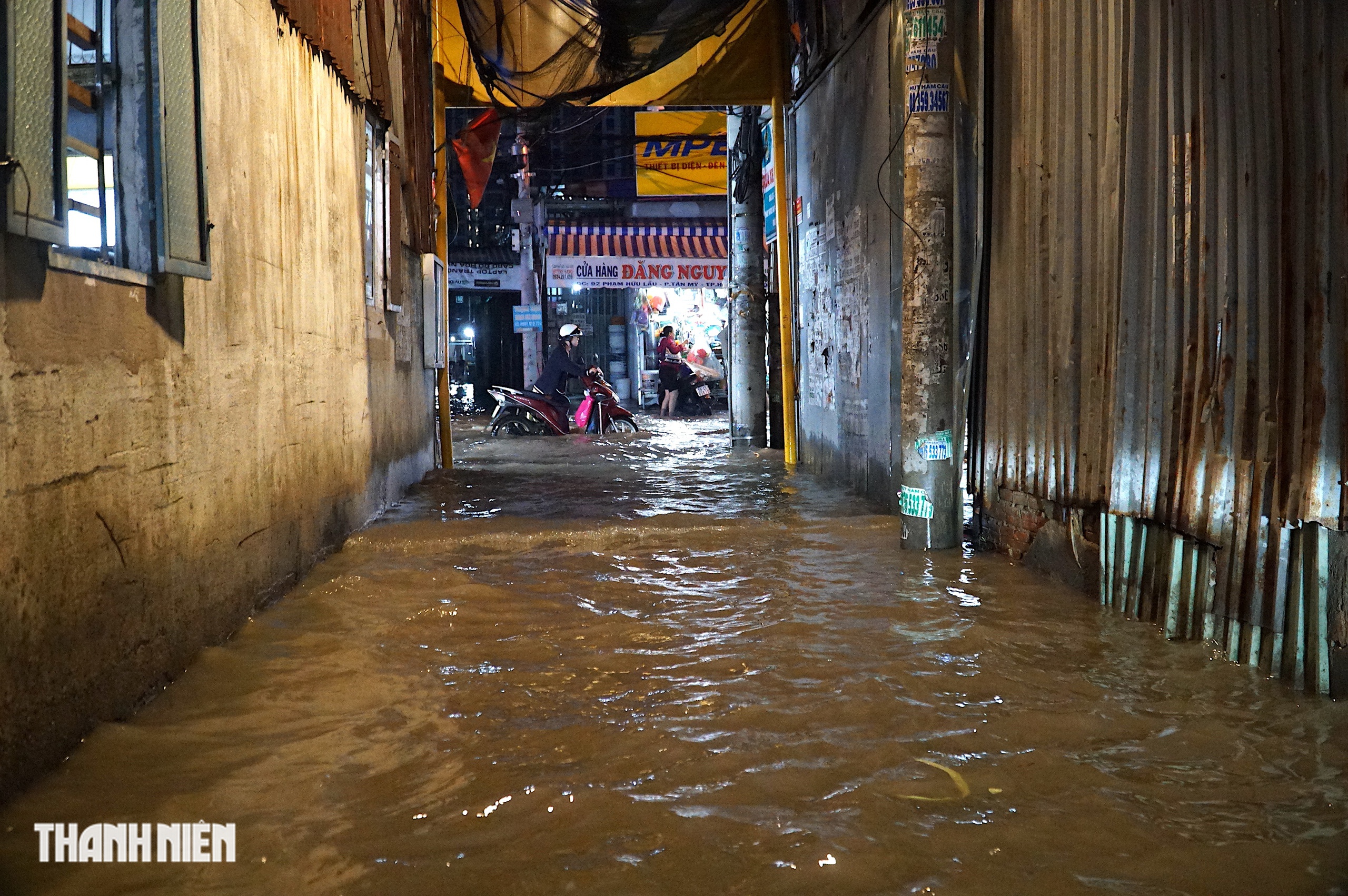 Triều cường dâng cao chiều tối 5.11: Người dân loay hoay tìm đường về nhà - Ảnh 12.