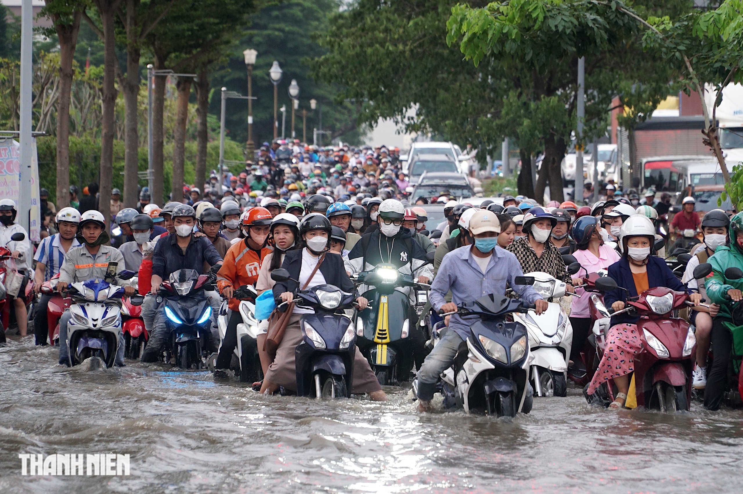 Triều cường dâng cao chiều tối 5.11: Người dân loay hoay tìm đường về nhà - Ảnh 1.