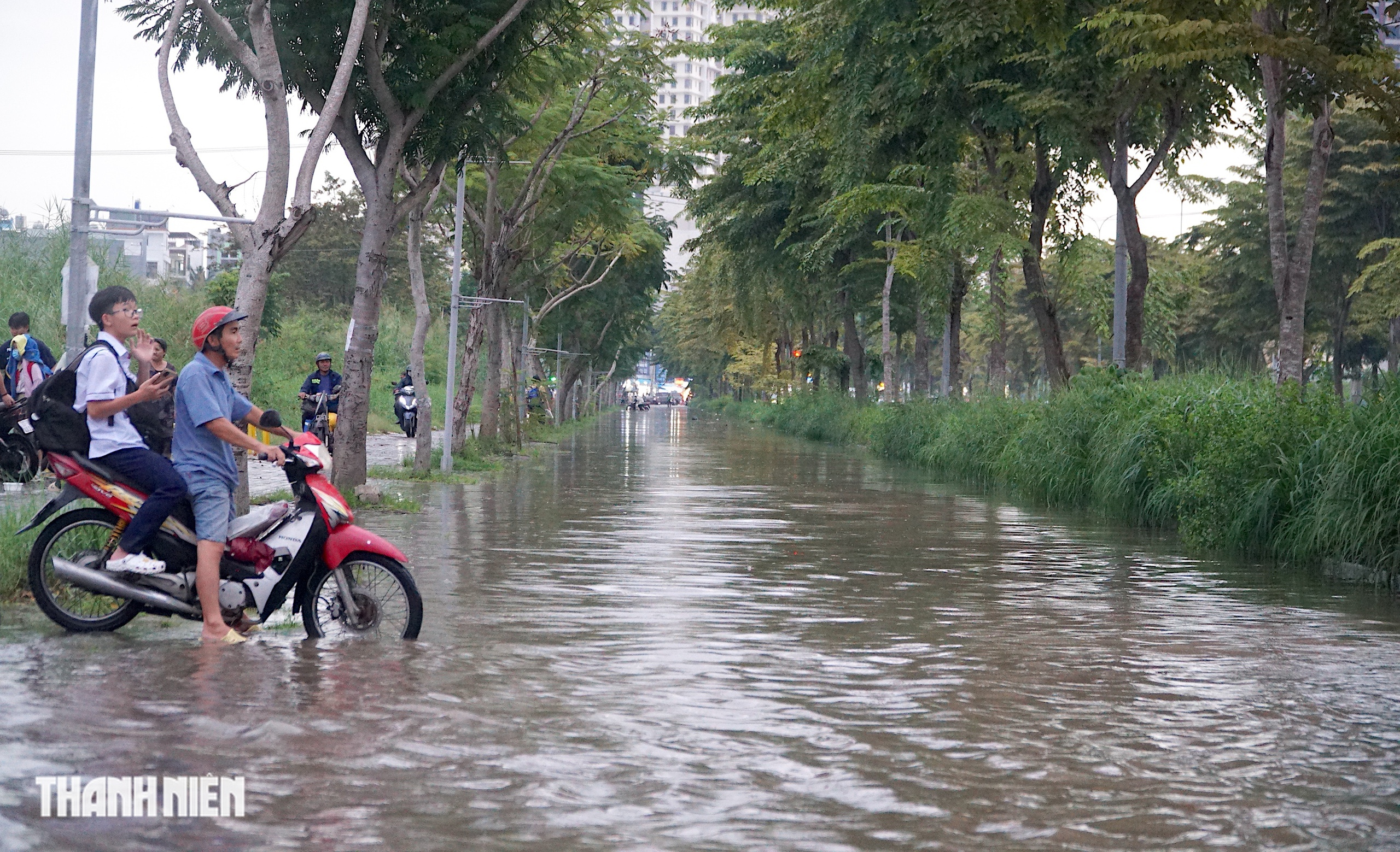 Triều cường dâng cao chiều tối 5.11: Người dân loay hoay tìm đường về nhà - Ảnh 5.