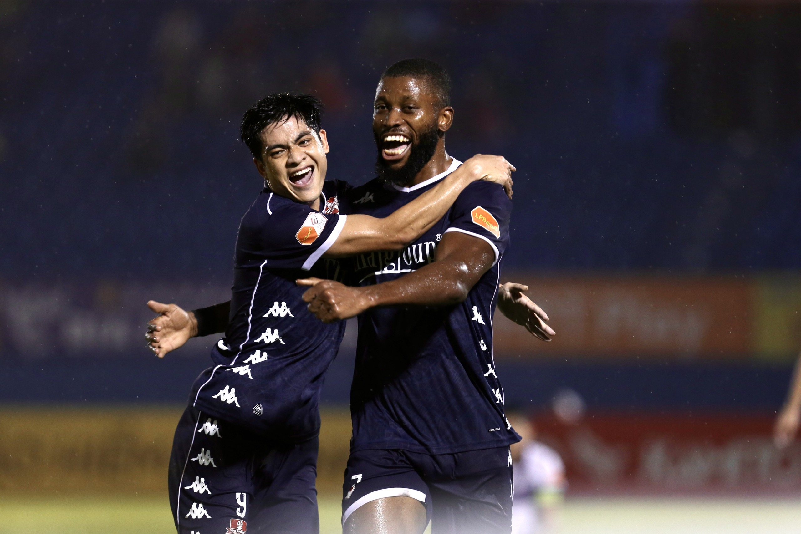 Becamex TP.HCM versloeg Hai Phong op dramatische wijze: Voormalig aanvoerder van U.23 Vietnam 'pakte het goud' in de 89e minuut! - Foto 2. Becamex TP.HCM thắng kịch tính Hải Phòng: Cựu đội trưởng U.23 Việt Nam ‘lấy vàng’ đúng phút 89! - Ảnh 2.