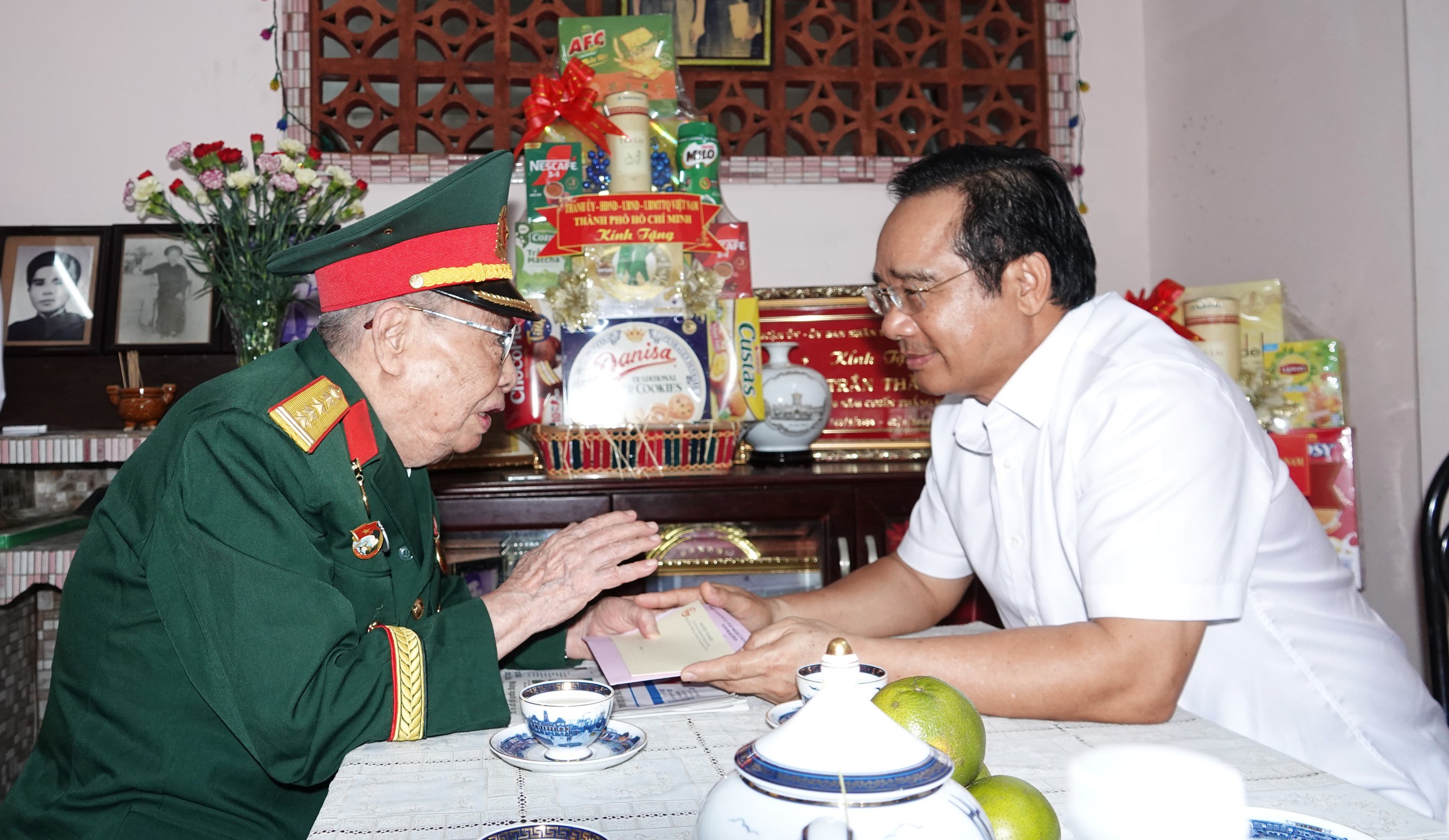 Người có công ở TP.HCM đi về nguồn bằng máy bay, ở phòng 2 triệu/ngày - Ảnh 1.