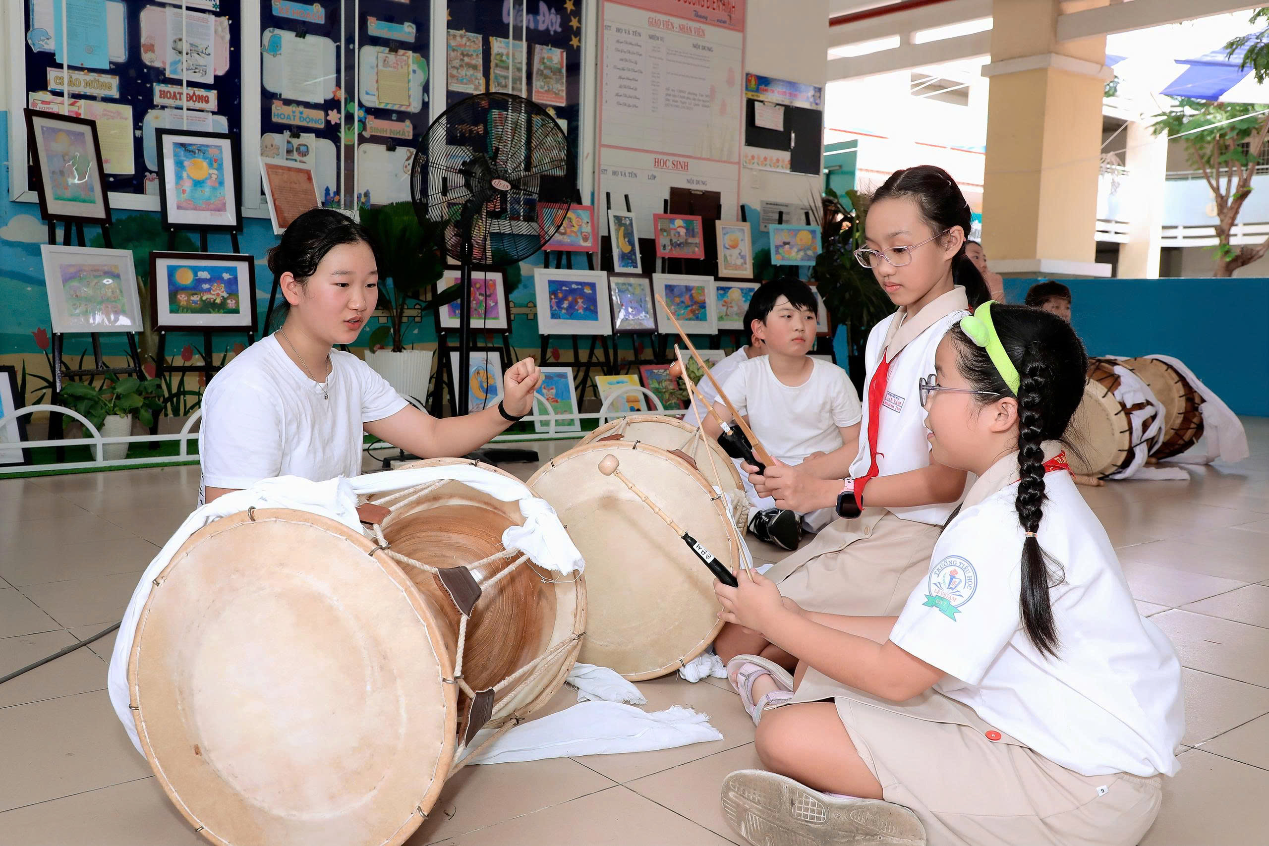 Уникальное представление корейской сельскохозяйственной музыки в школе в Хошимине - Фото 8. Độc đáo nông nhạc Hàn Quốc biểu diễn ở trường học TP.HCM- Ảnh 8.