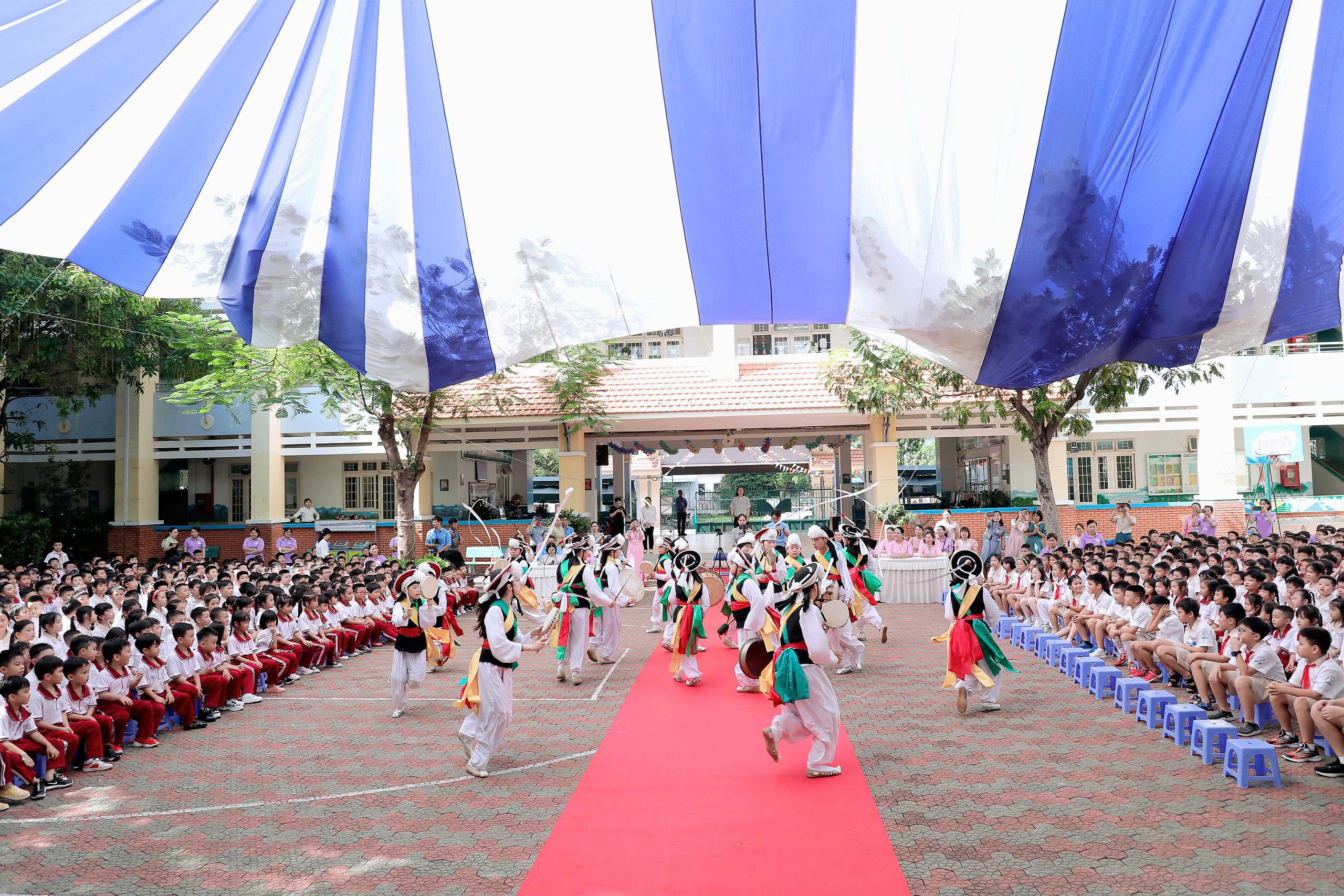 Уникальное представление корейской сельскохозяйственной музыки в школе в Хошимине - Фото 2. Độc đáo nông nhạc Hàn Quốc biểu diễn ở trường học TP.HCM- Ảnh 2.