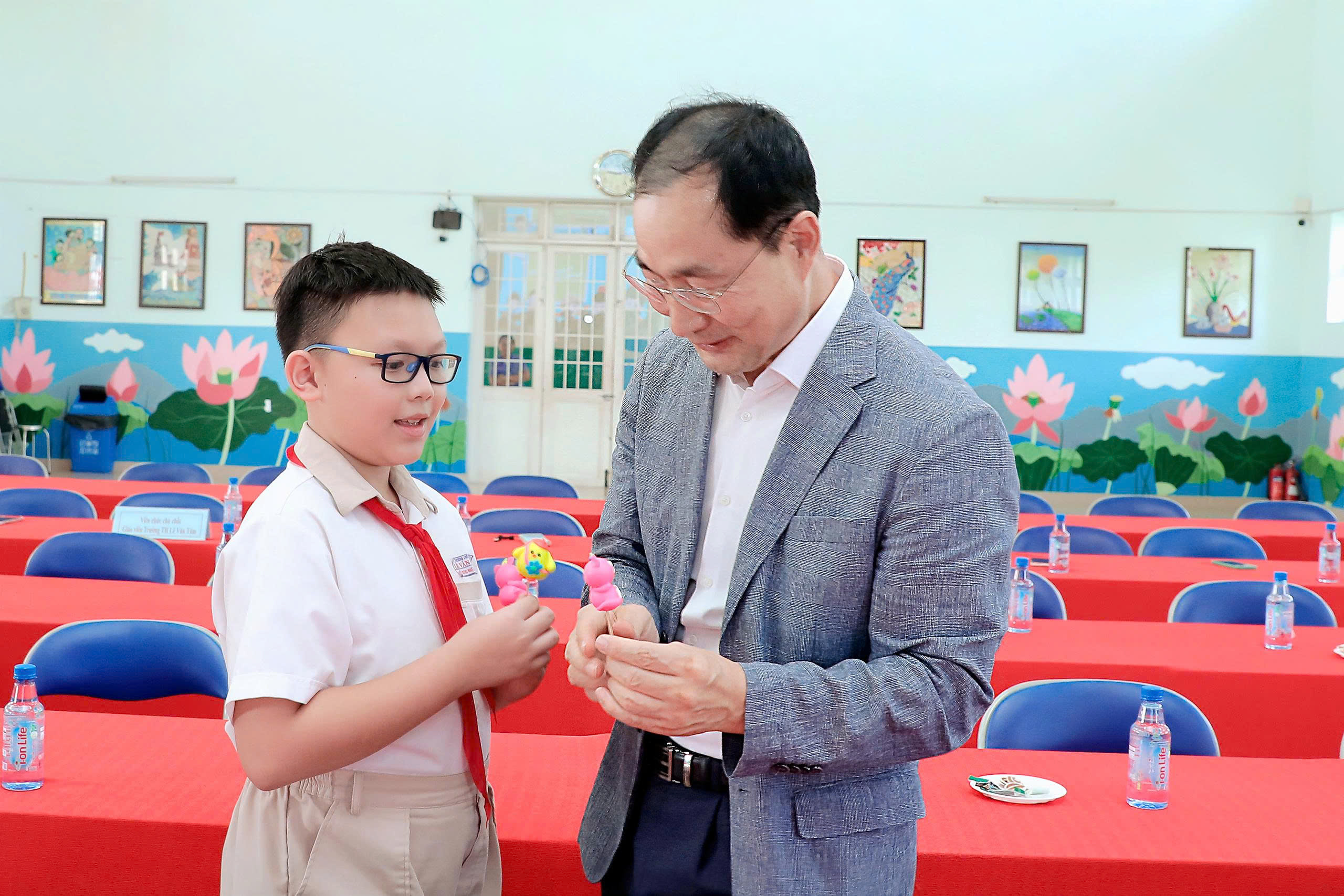 Уникальное представление корейской сельскохозяйственной музыки в школе в Хошимине - Фото 5. Độc đáo nông nhạc Hàn Quốc biểu diễn ở trường học TP.HCM- Ảnh 5.