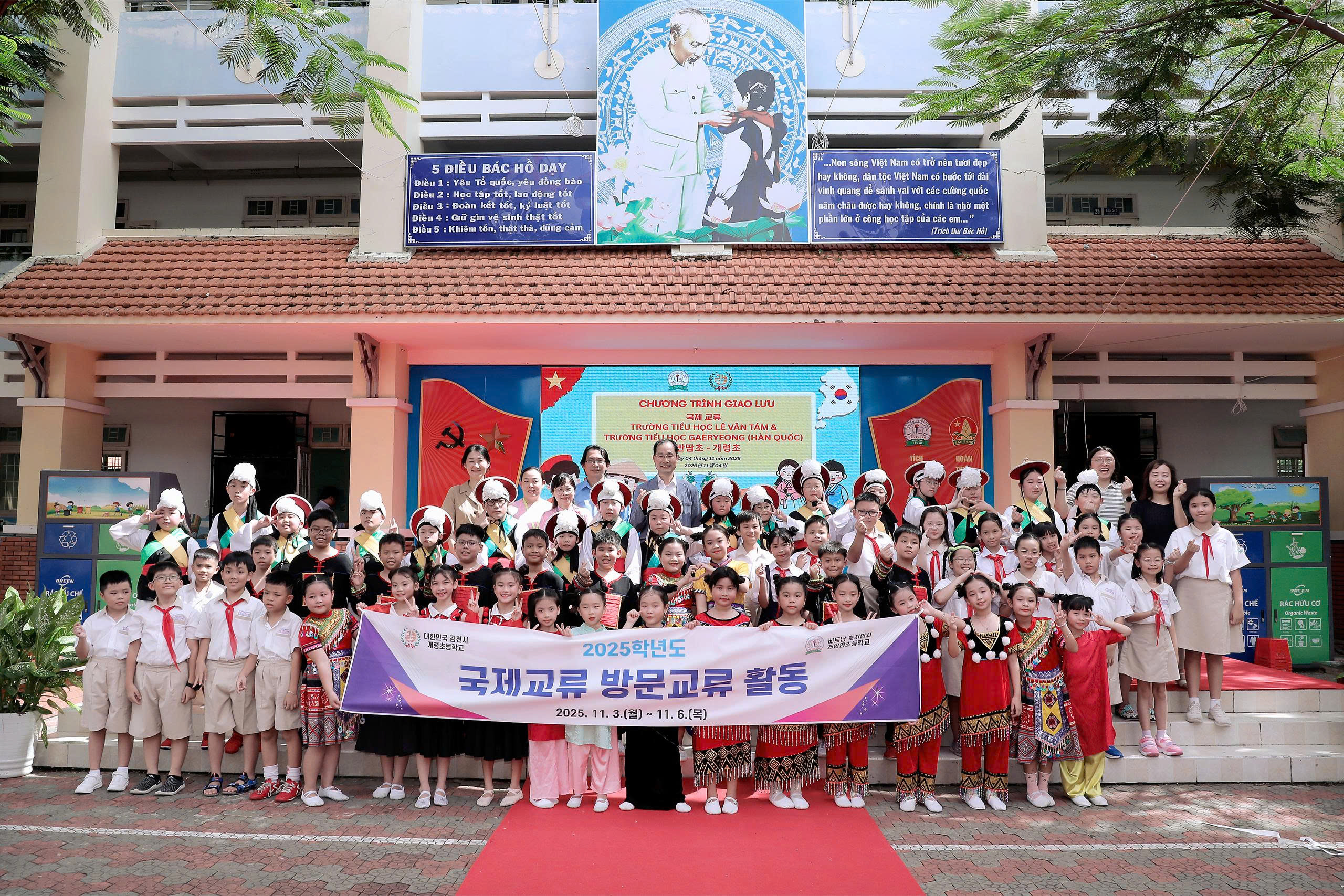 Уникальное представление корейской сельскохозяйственной музыки в школе в Хошимине - Фото 9. Độc đáo nông nhạc Hàn Quốc biểu diễn ở trường học TP.HCM- Ảnh 9.