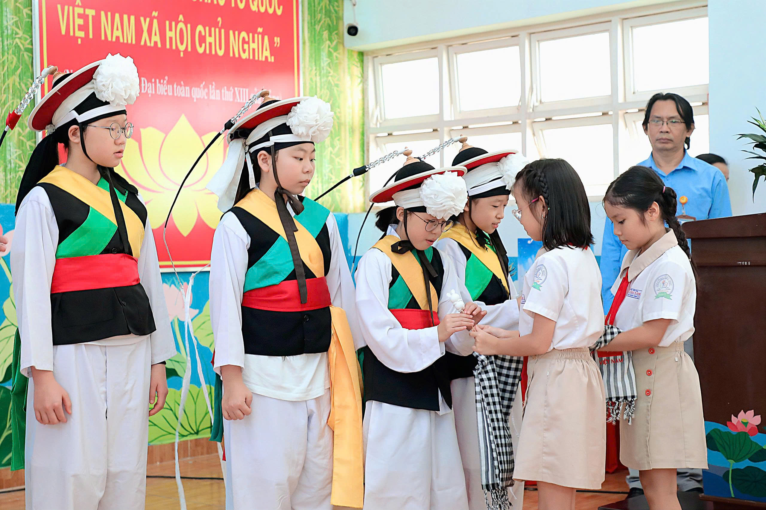 Уникальное представление корейской сельскохозяйственной музыки в школе в Хошимине - Фото 4. Độc đáo nông nhạc Hàn Quốc biểu diễn ở trường học TP.HCM- Ảnh 4.