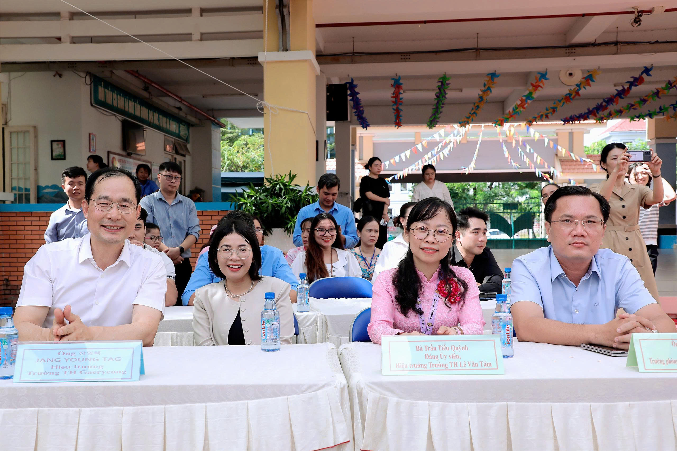 Уникальное представление корейской сельскохозяйственной музыки в школе в Хошимине - Фото 6. Độc đáo nông nhạc Hàn Quốc biểu diễn ở trường học TP.HCM- Ảnh 6.