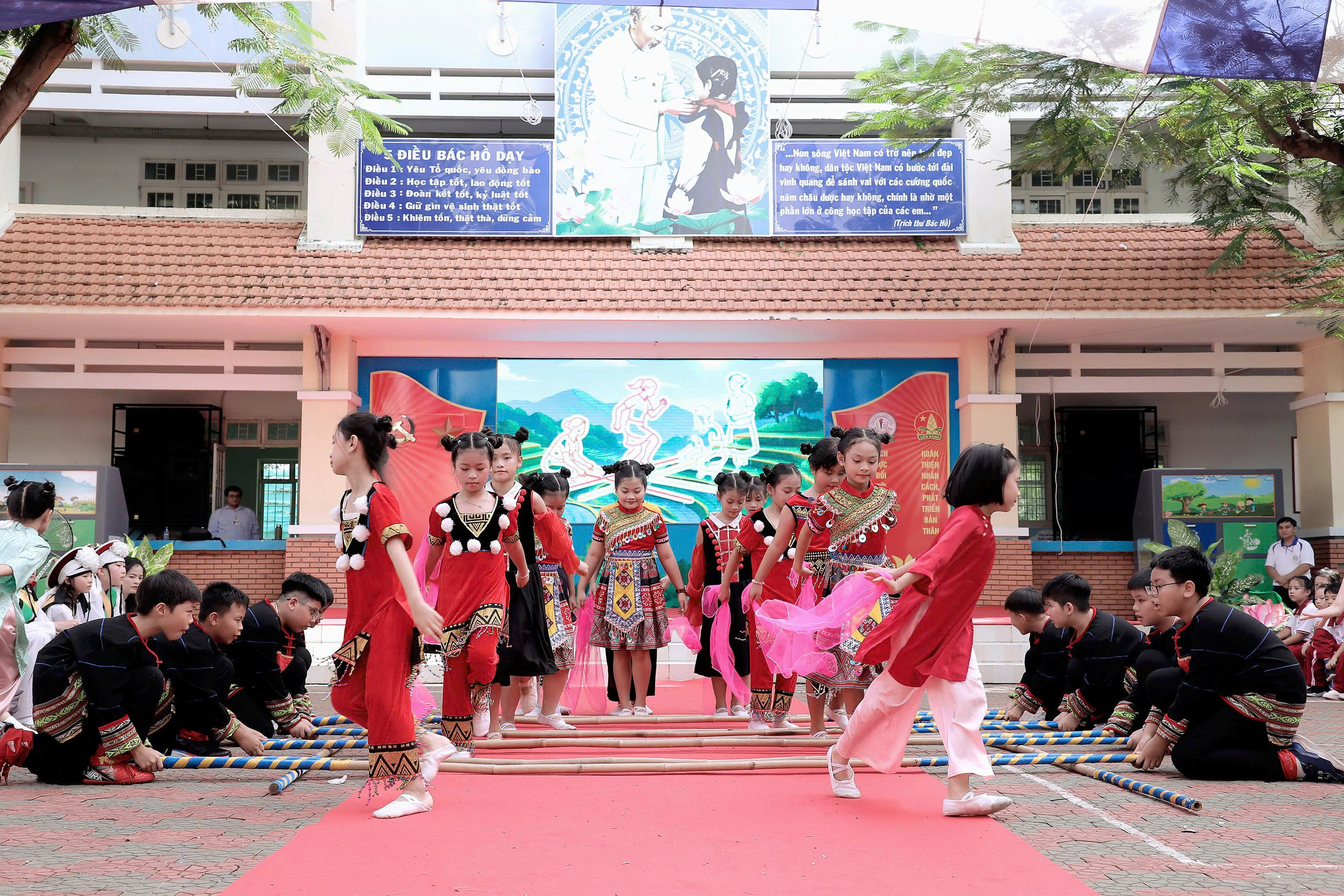 Уникальное представление корейской сельскохозяйственной музыки в школе в Хошимине - Фото 10. Độc đáo nông nhạc Hàn Quốc biểu diễn ở trường học TP.HCM- Ảnh 10.