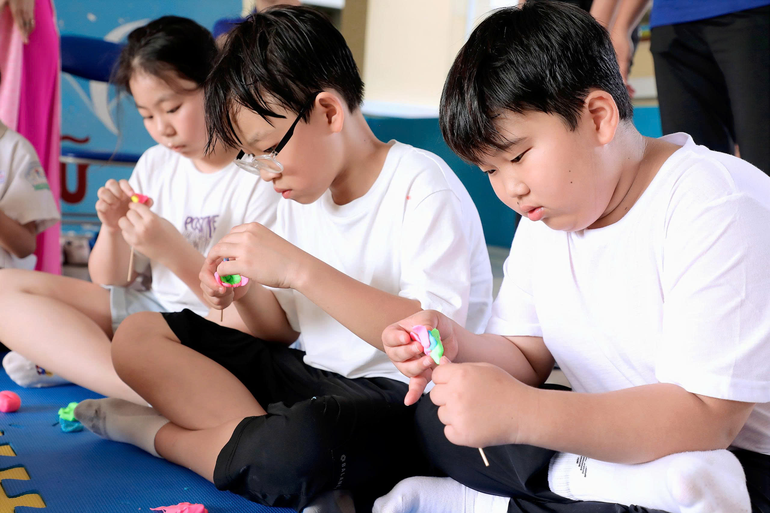 Уникальное представление корейской сельскохозяйственной музыки в школе в Хошимине - Фото 7. Độc đáo nông nhạc Hàn Quốc biểu diễn ở trường học TP.HCM- Ảnh 7.