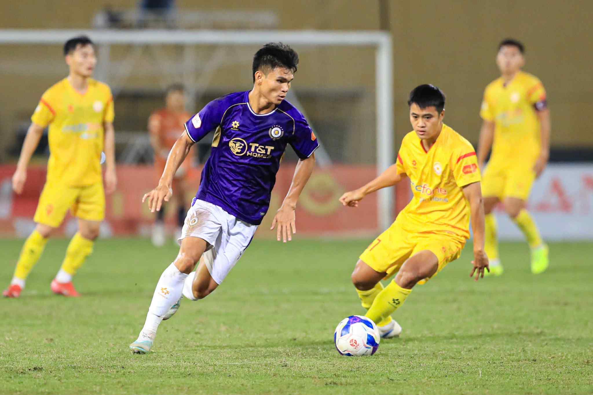 Làn gió trong lành mang tên Harry Kewell, CLB Hà Nội đang hồi sinh…
- Ảnh 2.