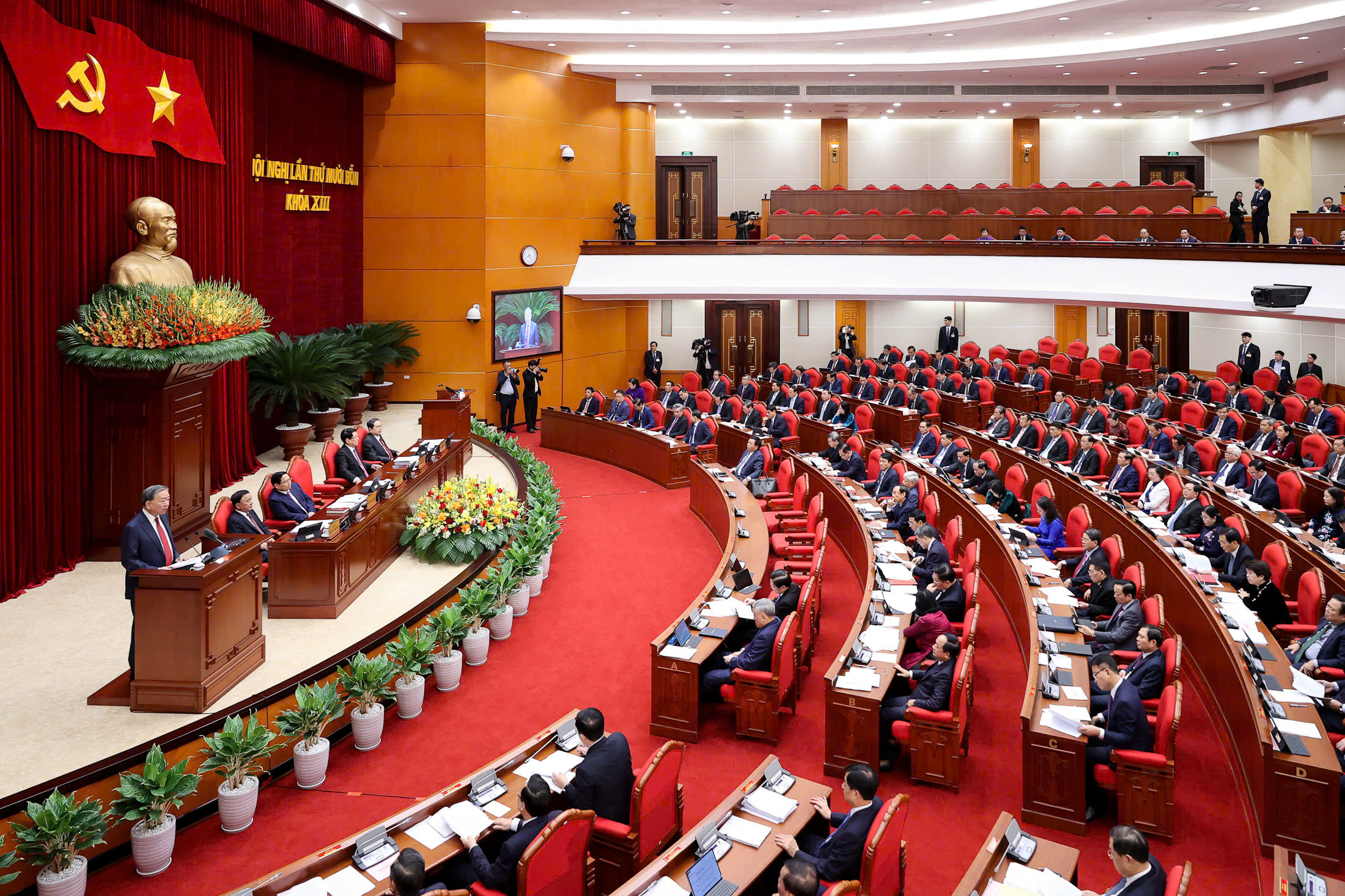 O Comitê Central do Partido apresenta os membros da 14ª Comissão Politburo e do Secretariado - Foto 2. Trung ương Đảng giới thiệu nhân sự Bộ Chính trị, Ban Bí thư khóa XIV- Ảnh 2.