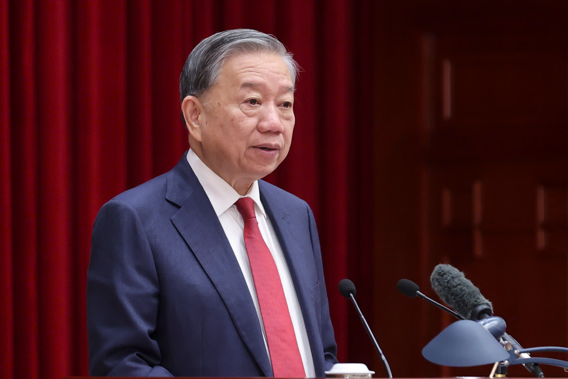 O Comitê Central do Partido apresenta os membros da 14ª Comissão Politburo e do Secretariado - Foto 1. Trung ương Đảng giới thiệu nhân sự Bộ Chính trị, Ban Bí thư khóa XIV- Ảnh 1.