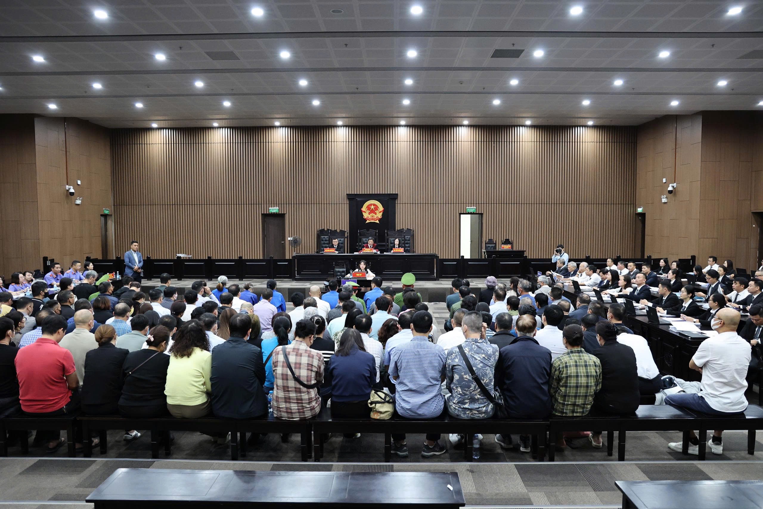 Luật sư đánh bạc xin được ghi nhận khi vận động 2 bị cáo ra trình diện- Ảnh 3.