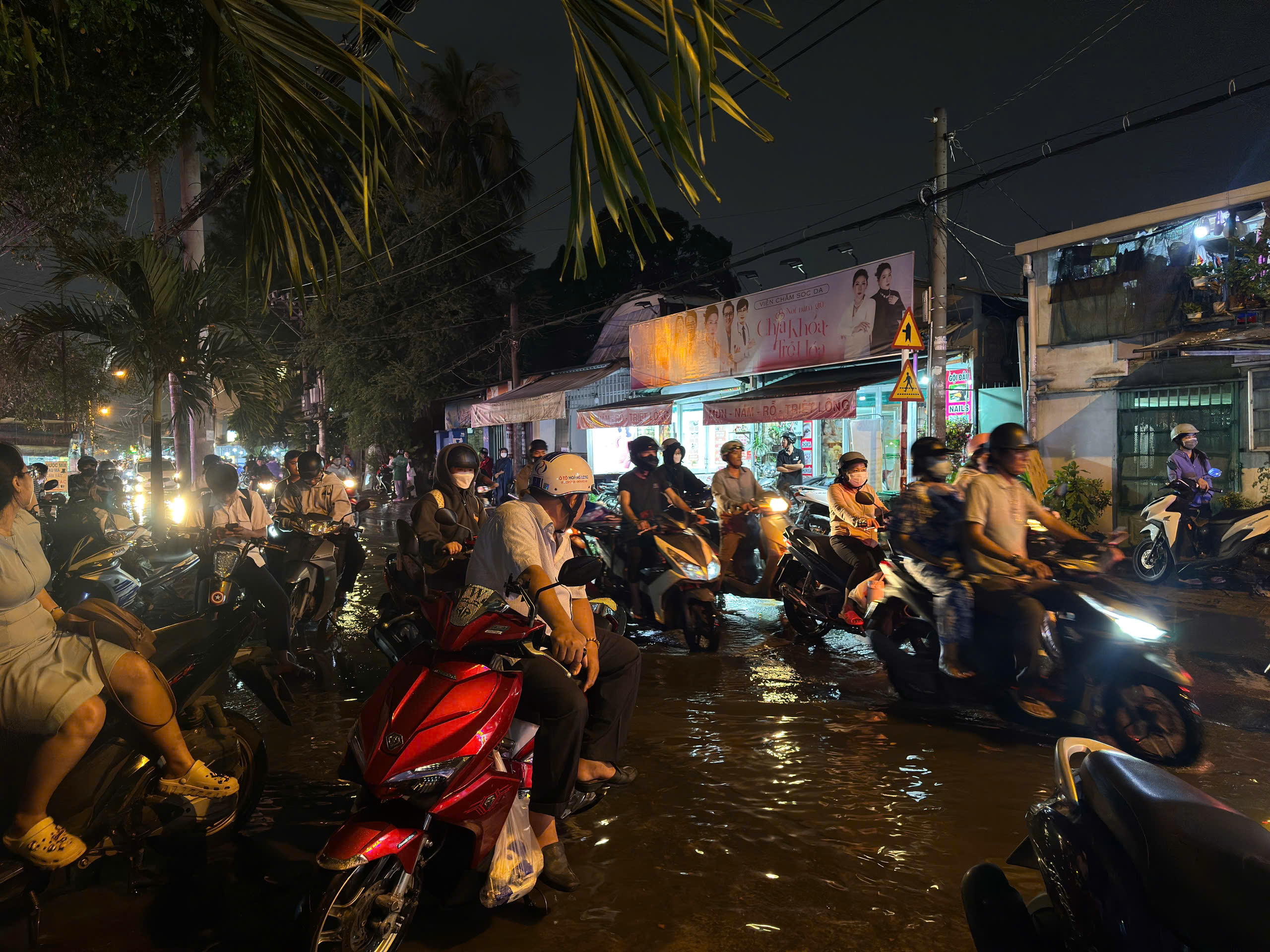 Triều cường d&acirc;ng cao, người d&acirc;n B&igrave;nh Quới lo xe chết m&aacute;y: &lsquo;Kh&ocirc;ng d&aacute;m về nh&agrave;&rsquo;- Ảnh 2.