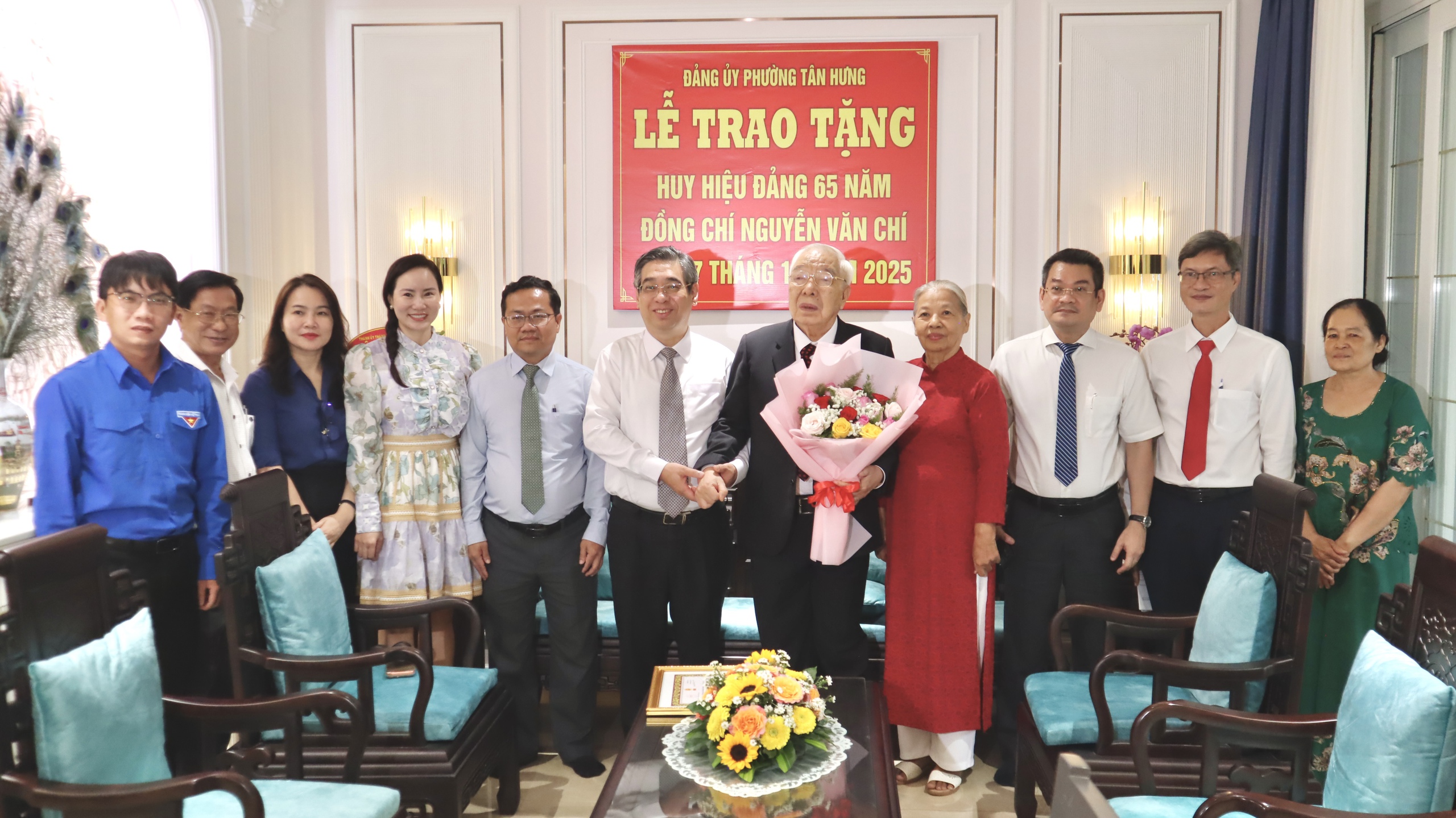 Phó bí thư Nguyễn Phước Lộc trao Huy hiệu Đảng cho nguyên Phó chủ tịch UBND TP.HCM - Ảnh 4.
