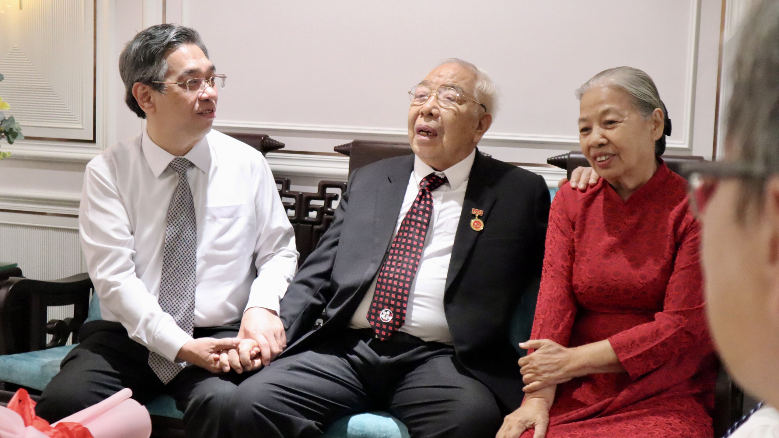 Phó bí thư Nguyễn Phước Lộc trao Huy hiệu Đảng cho nguyên Phó chủ tịch UBND TP.HCM - Ảnh 1.