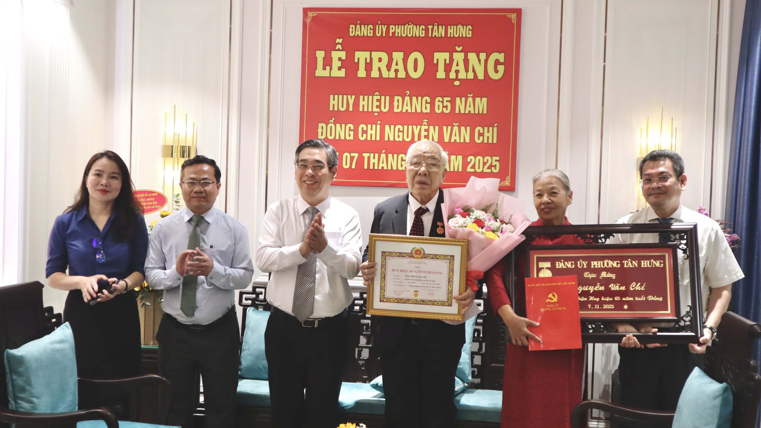 Phó bí thư Nguyễn Phước Lộc trao Huy hiệu Đảng cho nguyên Phó chủ tịch UBND TP.HCM - Ảnh 2.