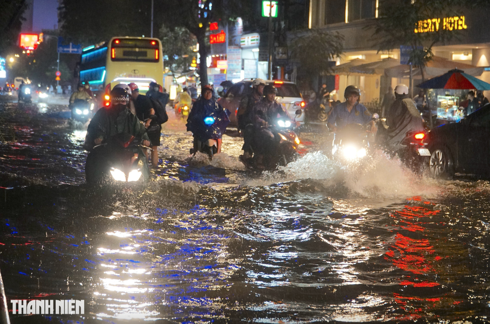 Nước rút chậm, nhiều nơi triều cường vẫn vượt báo động 3 - Ảnh 1. Nước rút chậm, nhiều nơi triều cường vẫn vượt báo động 3 - Ảnh 1.