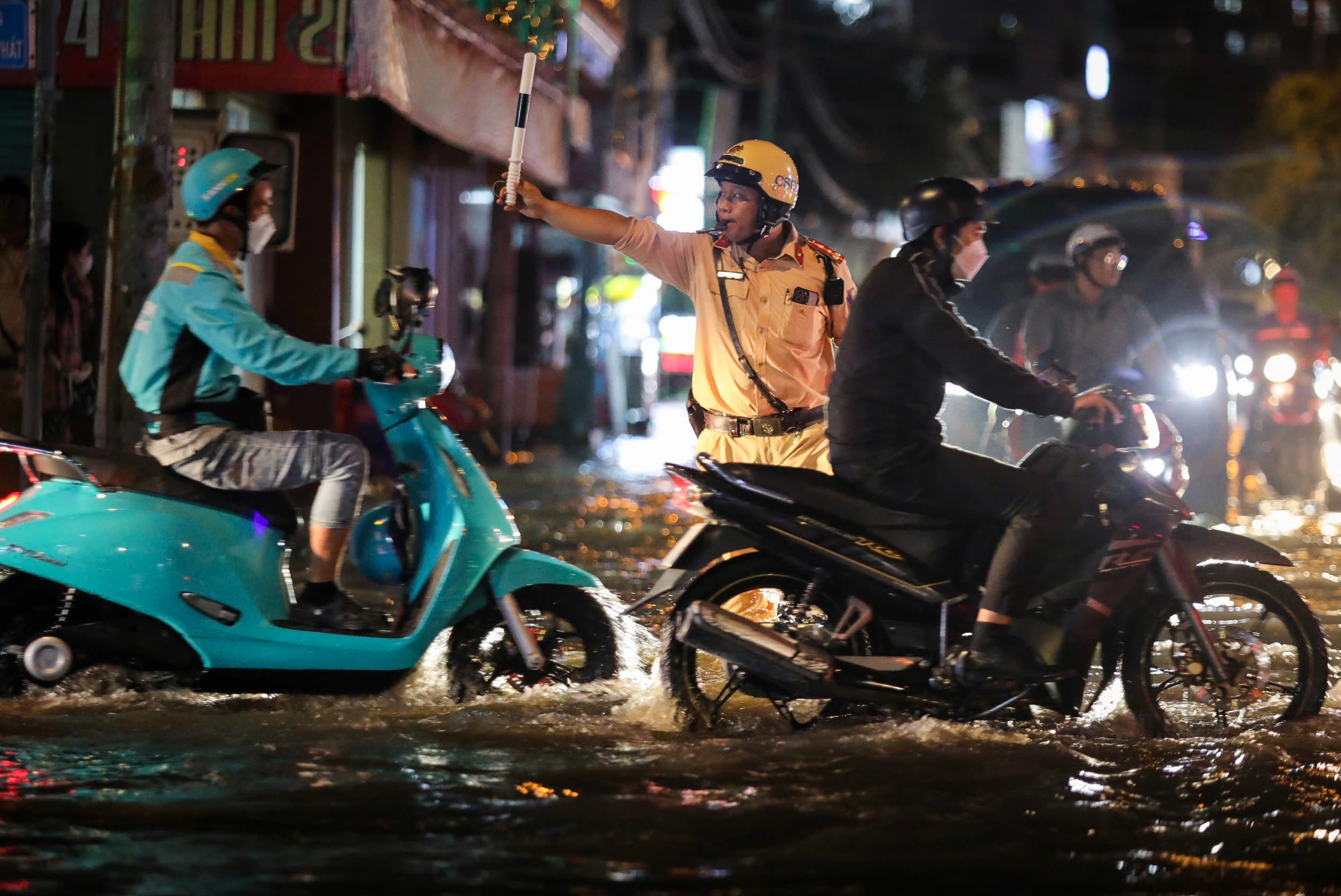 Thời tiết TP.HCM: Mưa lớn do bão Kalmaegi, triều cường gây ngập nặng nhiều phường - Ảnh 4.