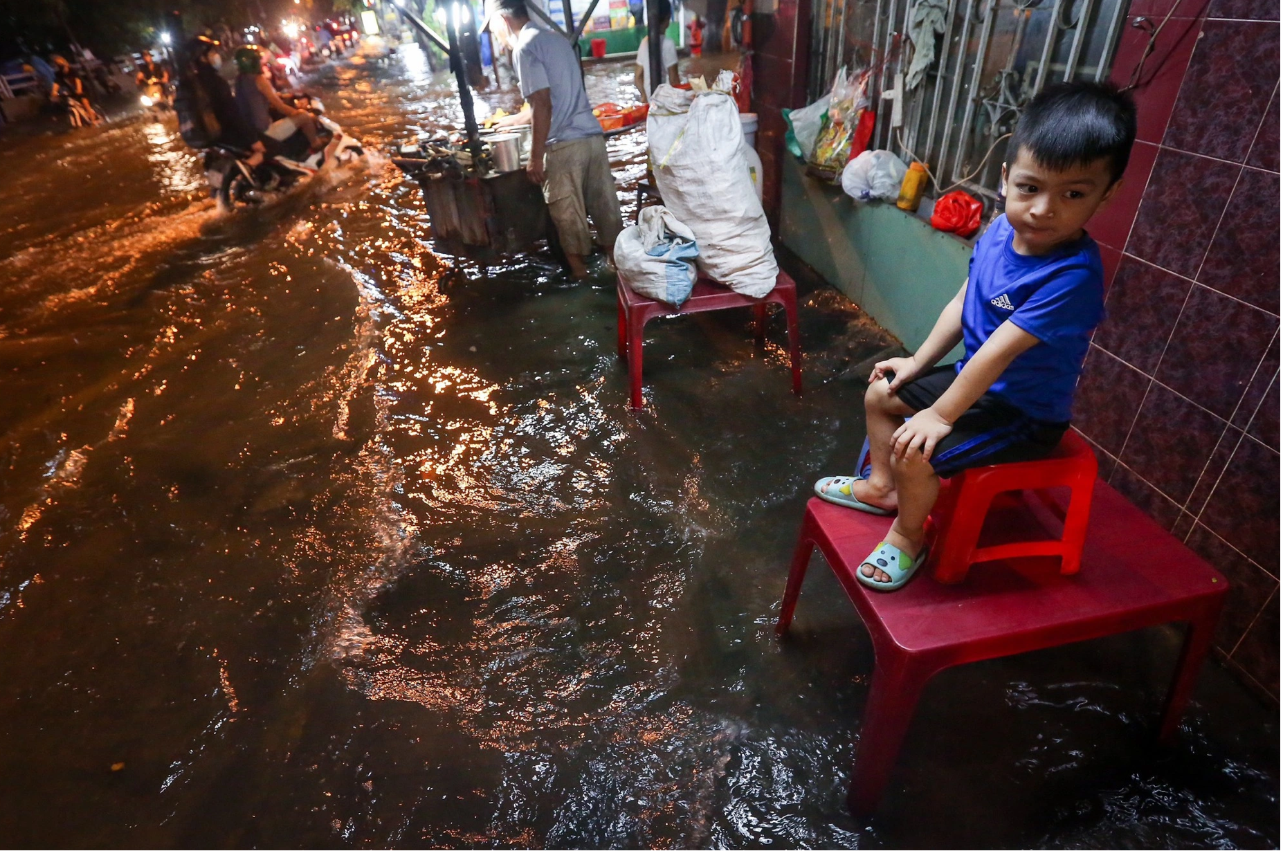 Thời tiết TP.HCM: Mưa lớn do bão Kalmaegi, triều cường gây ngập nặng nhiều phường - Ảnh 3.