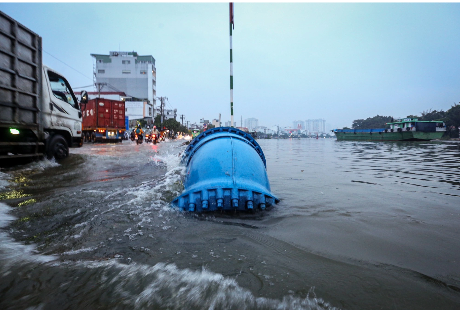 Thời tiết TP.HCM: Mưa lớn do bão Kalmaegi, triều cường gây ngập nặng nhiều phường - Ảnh 2.