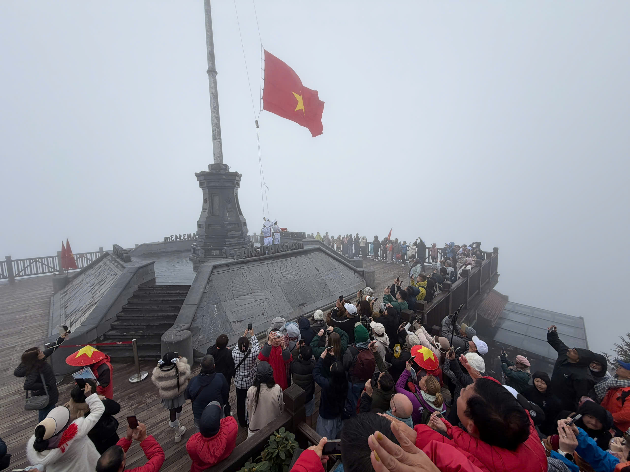 Mây săn người trên đỉnh Fansipan - Ảnh 5.