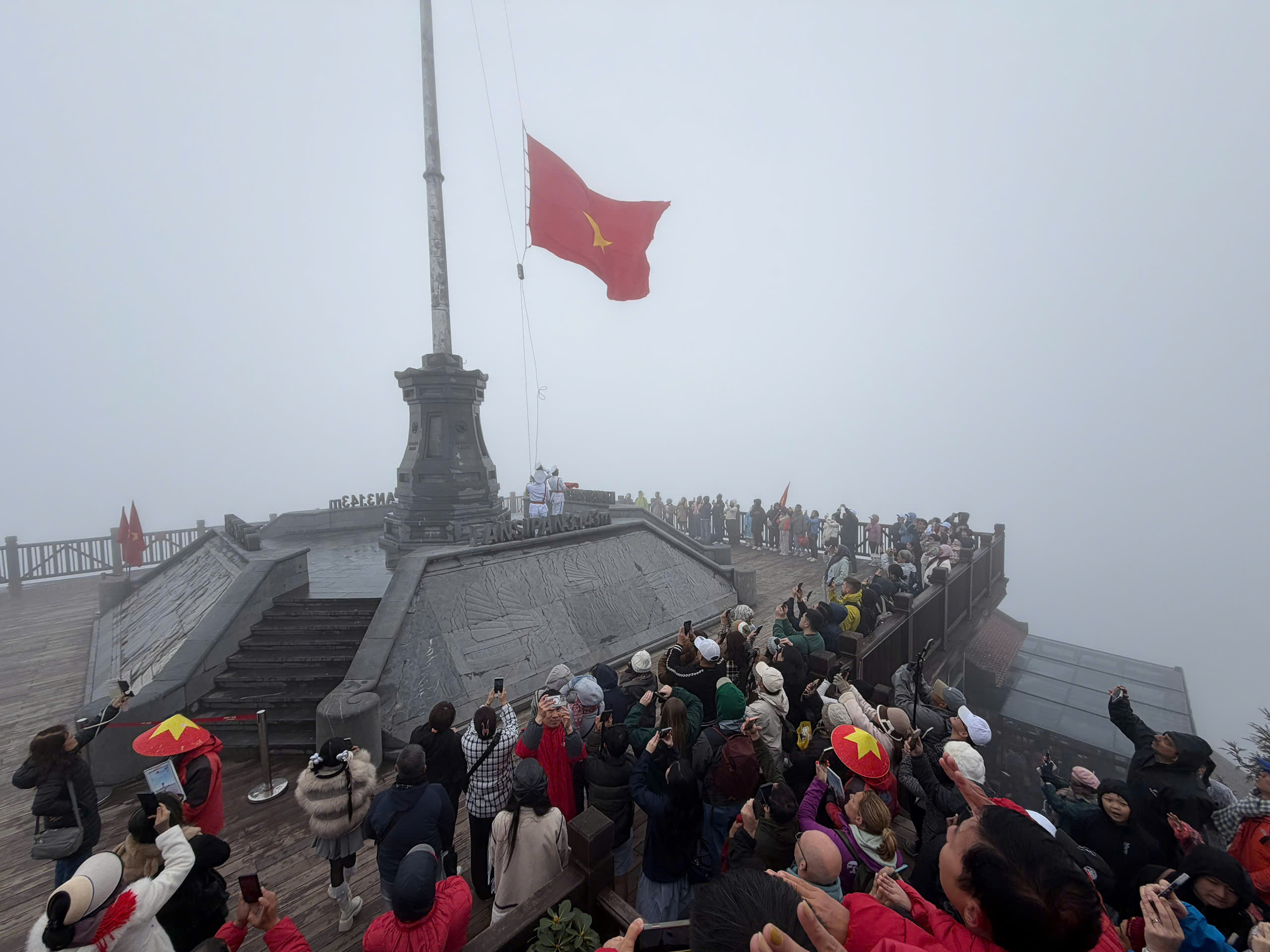 Mây săn người trên đỉnh Fansipan - Ảnh 4.