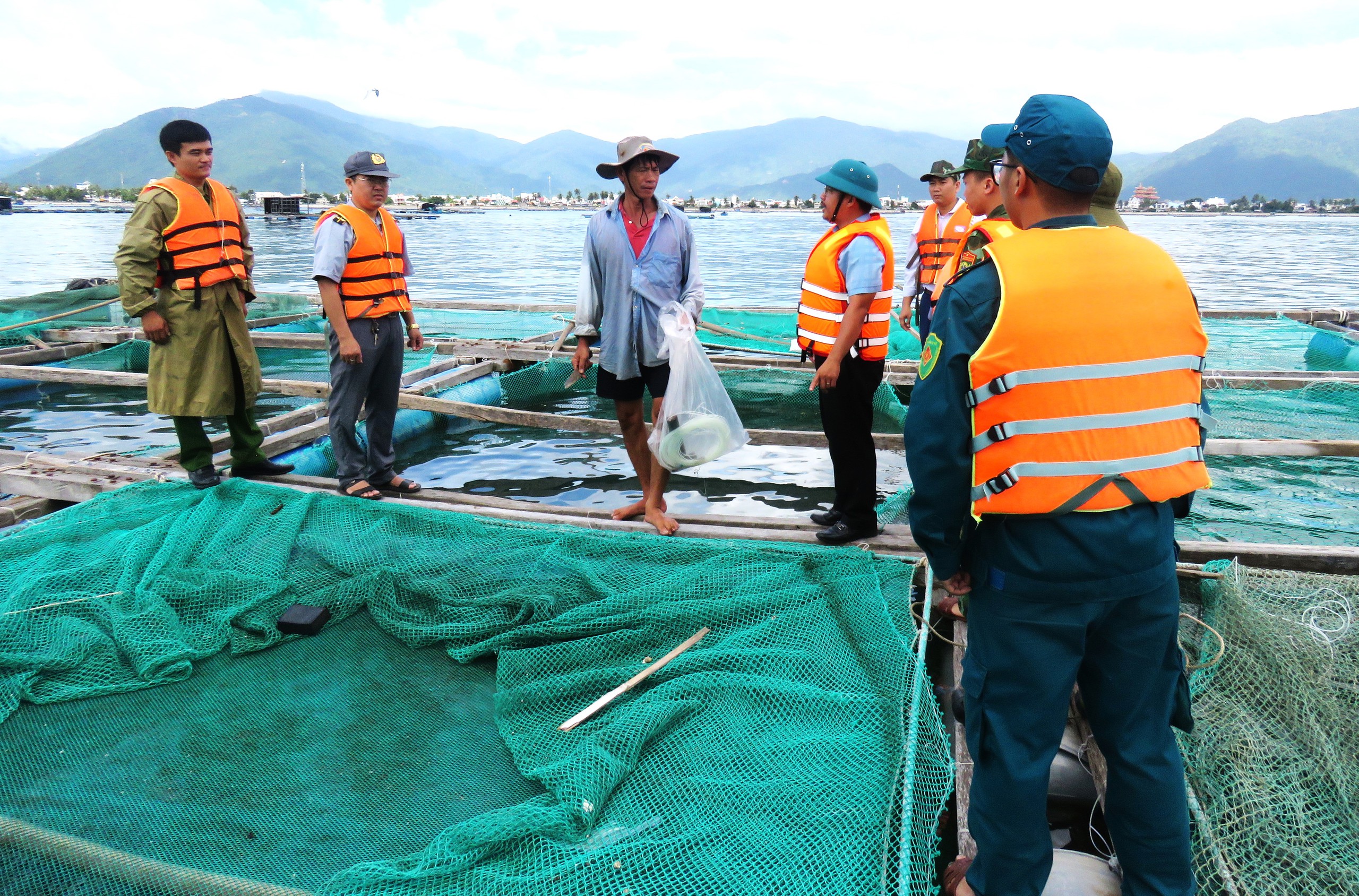 Ngư dân Khánh Hòa chạy đua phòng chống bão số 13 Kalmaegi - Ảnh 1.