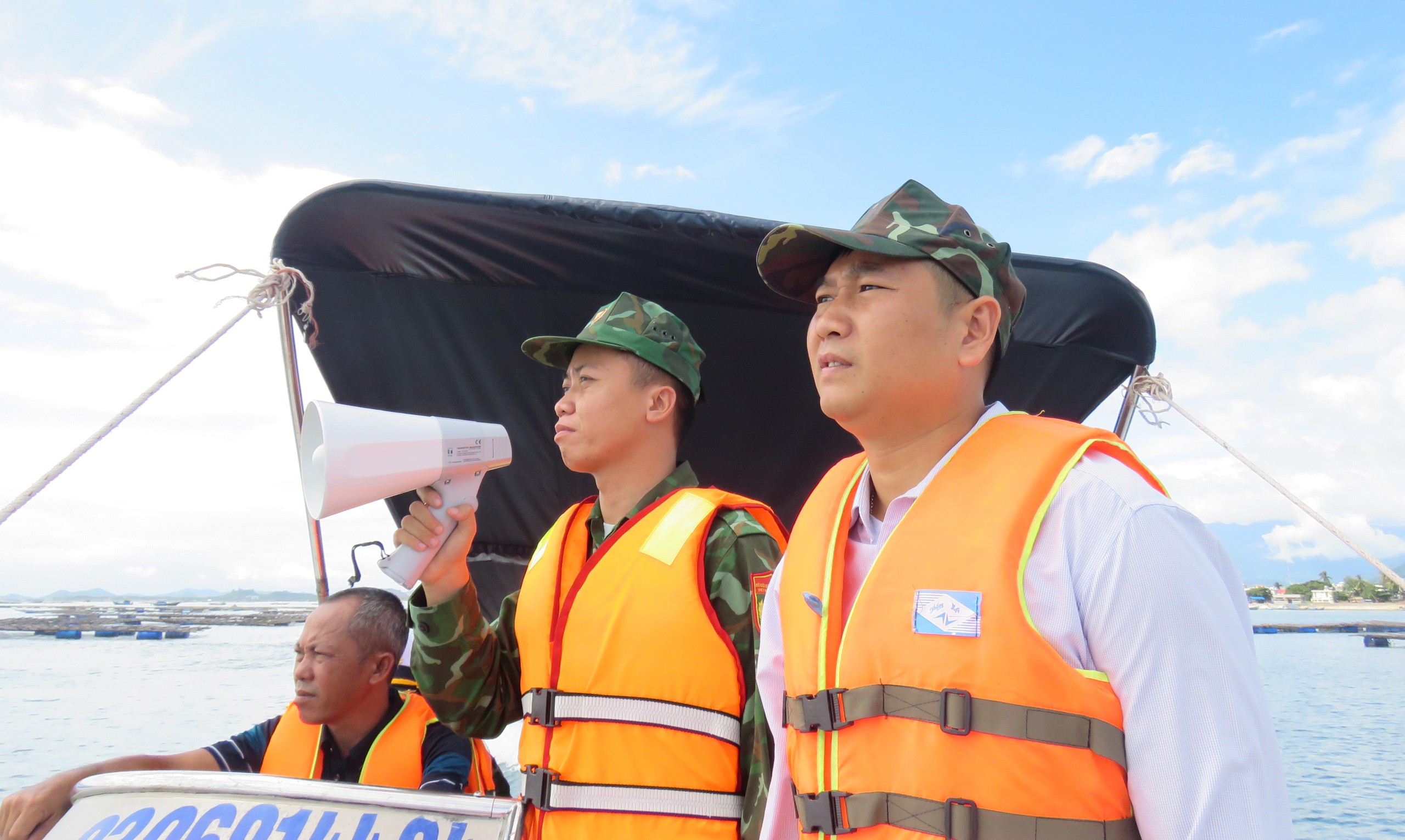 Ngư dân Khánh Hòa chạy đua phòng chống bão số 13 Kalmaegi - Ảnh 2.