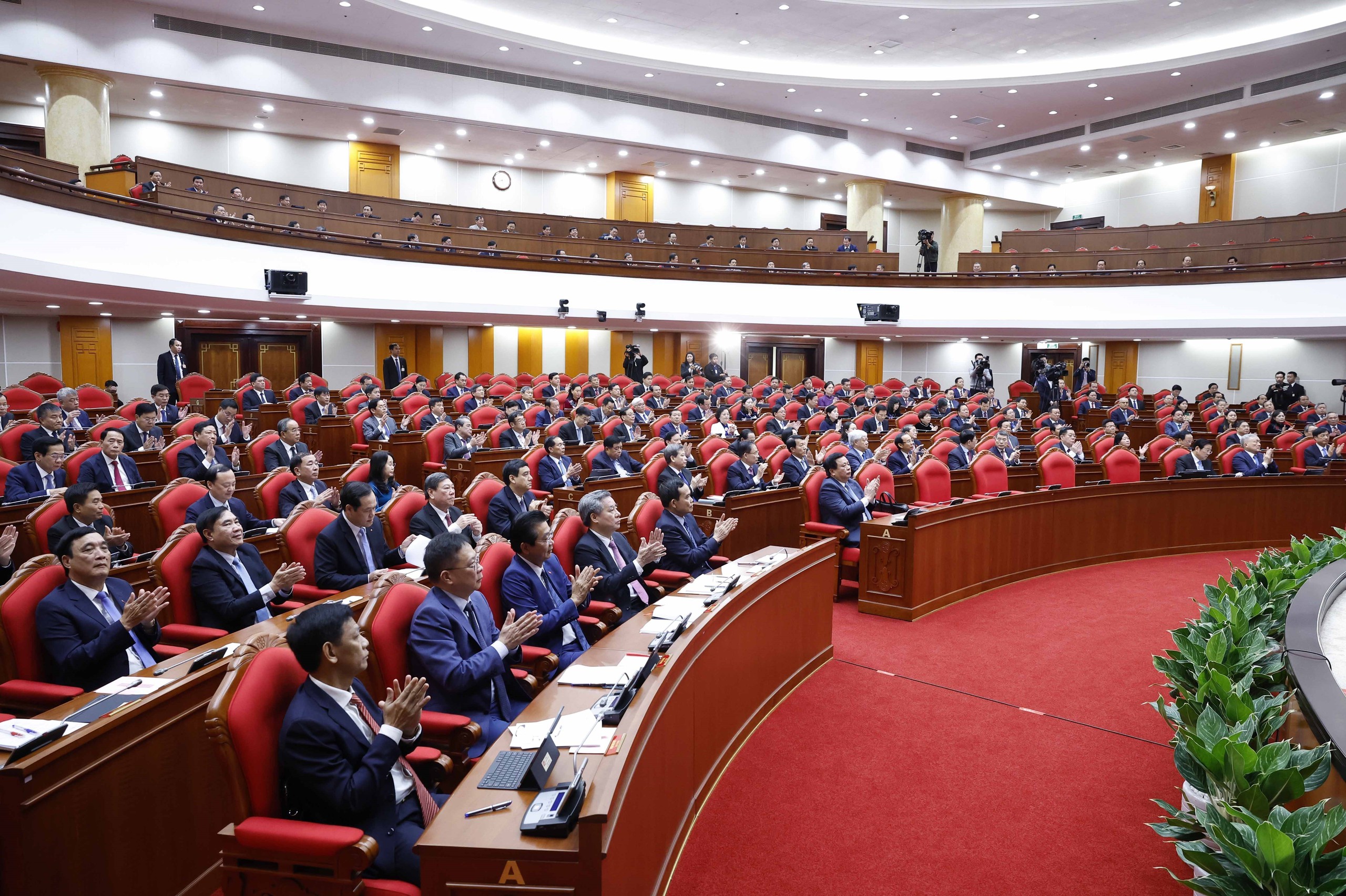 O Comitê Central do Partido apresenta os membros da 14ª Comissão Politburo e do Secretariado - Foto 3. Trung ương Đảng giới thiệu nhân sự Bộ Chính trị, Ban Bí thư khóa XIV- Ảnh 3.