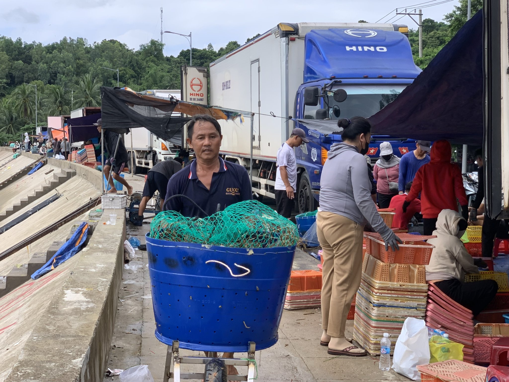 Ứng phó bão số 13 Kalmaegi: Thủ phủ tôm hùm vịnh Xuân Đài 'chạy đua' với bão - Ảnh 1.