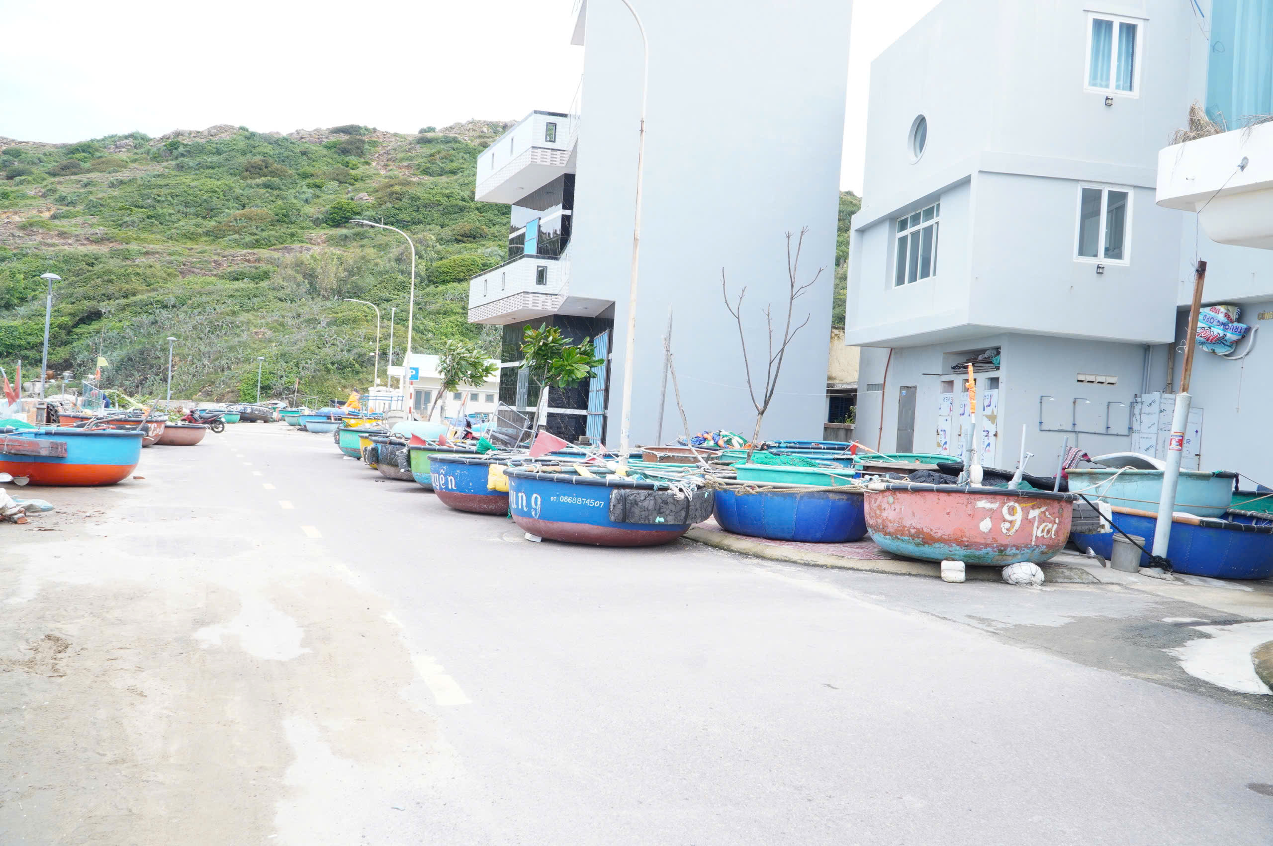 Trước giờ bão số 13 Kalmaegi đổ bộ, người dân ven biển chạy đua với thời gian - Ảnh 2.