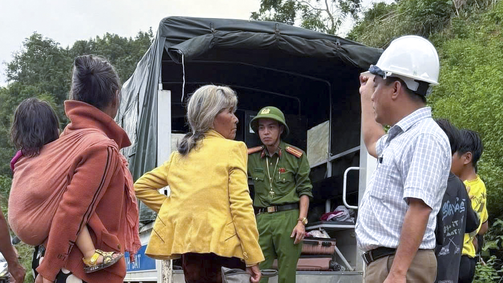 Quảng Ngãi: Xuất hiện nhiều vết nứt trên sườn núi, khẩn cấp di dời dân - Ảnh 1.