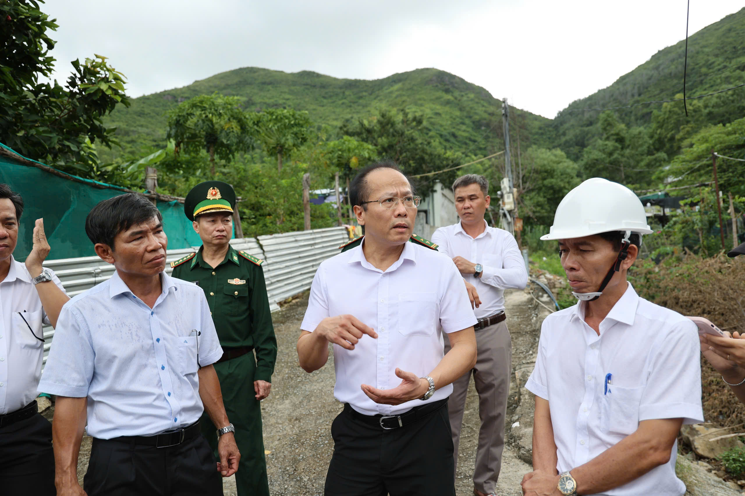 Ngư dân khánh hòa bán tháo cá tránh bão số 13 Kalmaegi với giá thấp - Ảnh 6.