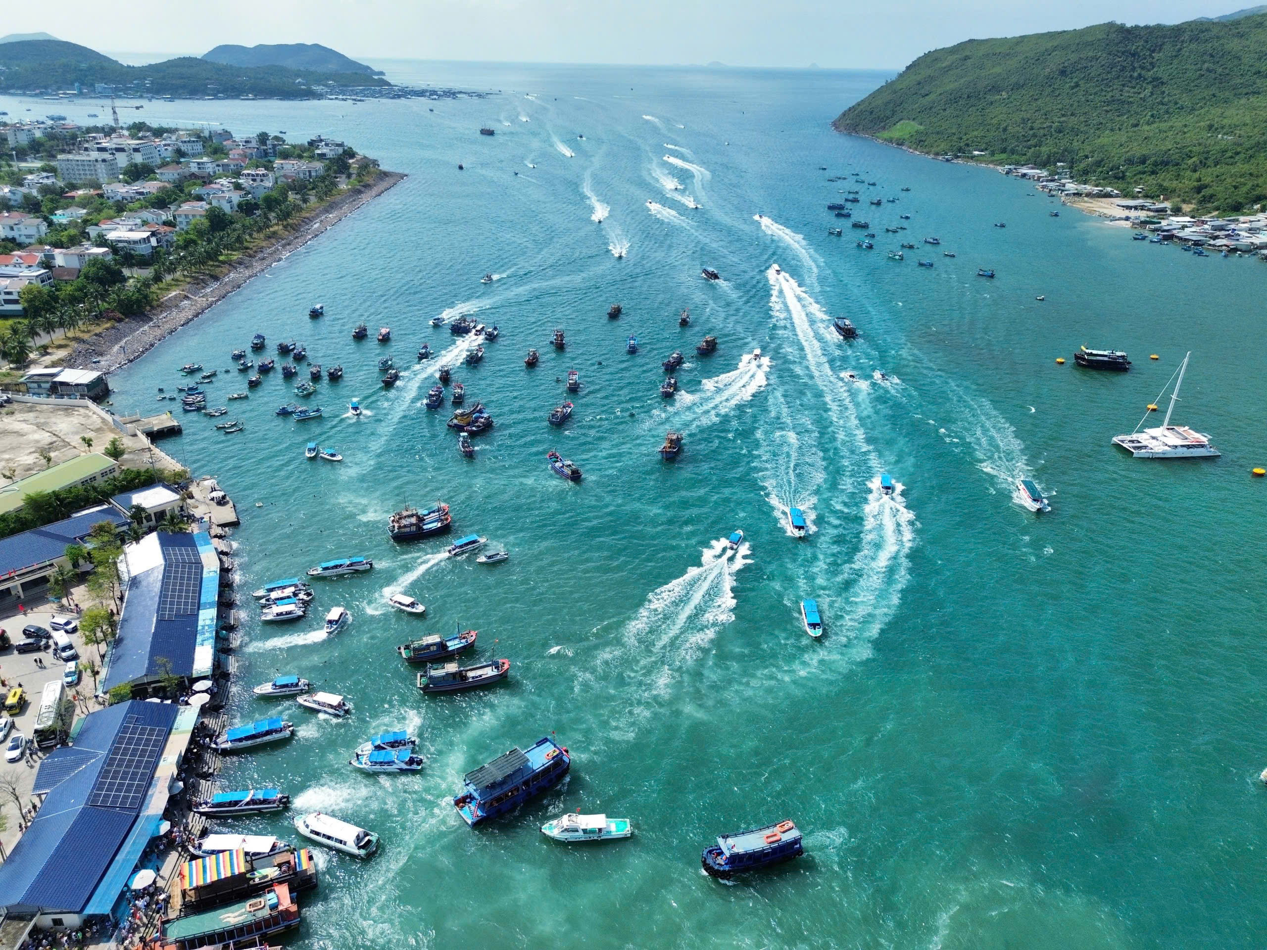 Khánh Hòa cấm biển từ 12 giờ ngày 6.11 để ứng phó bão số 13 Kalmaegi - Ảnh 1.